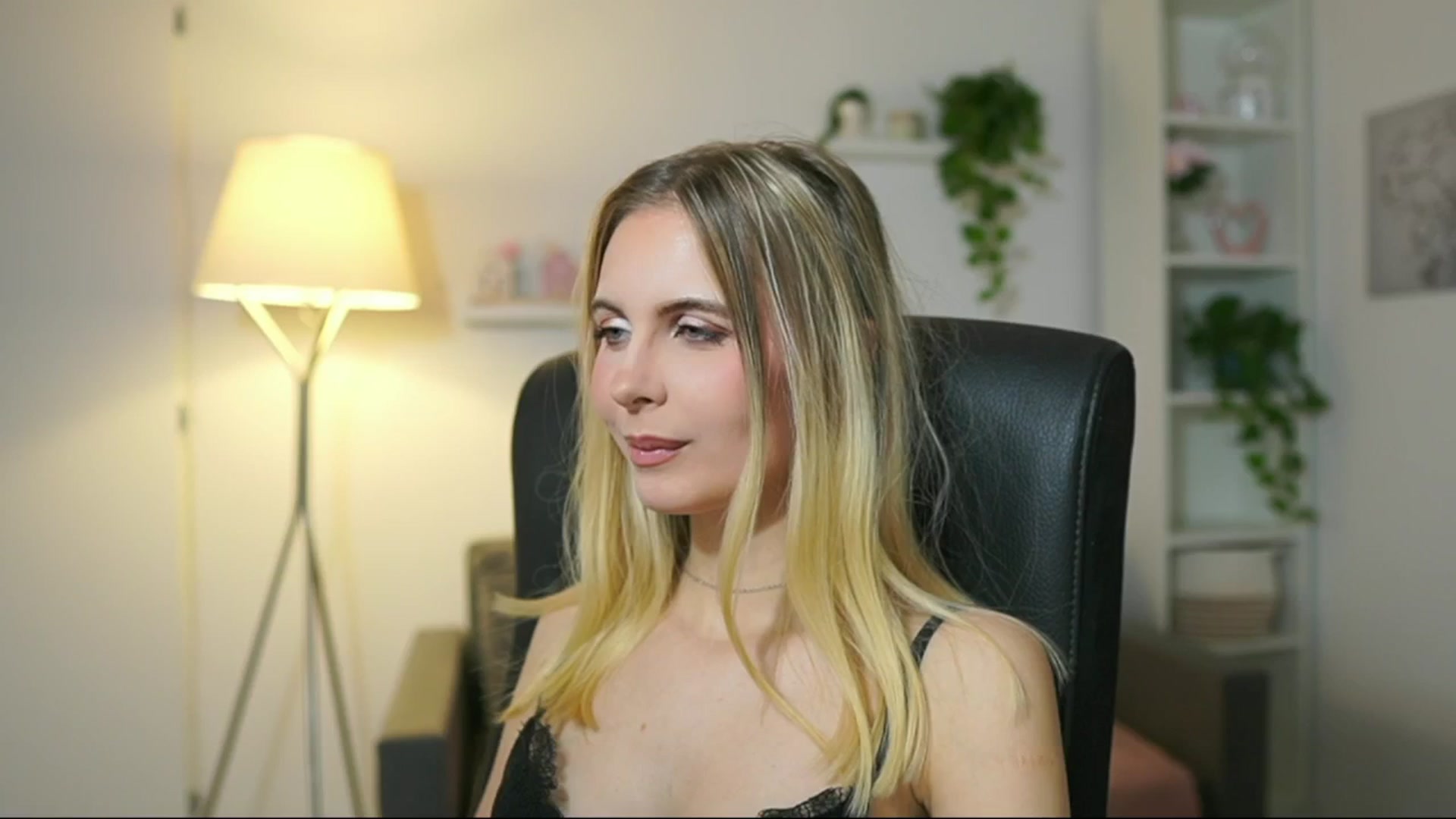 Gallery image thumbnail from Catecrago_'s myfreecams stream on, 12/18/2025, 11:15 image 12 of 20
