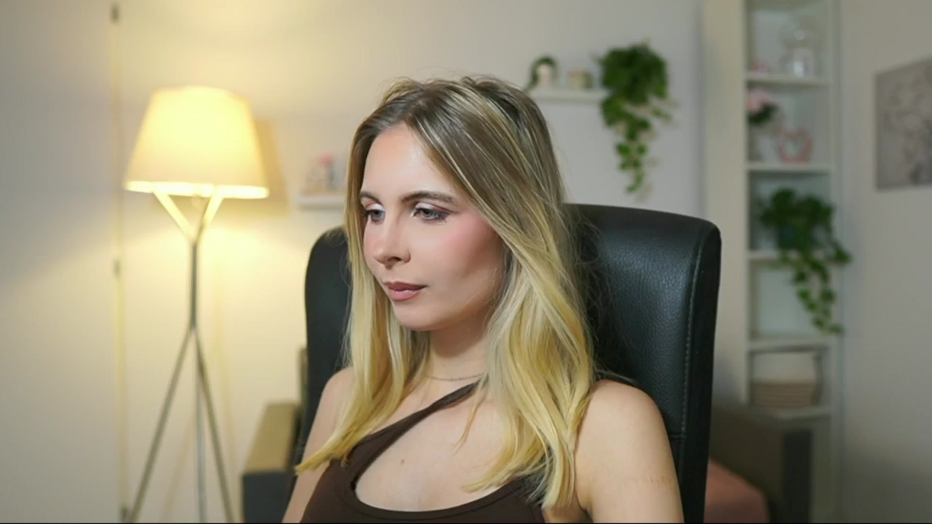 Gallery image thumbnail from Catecrago_'s myfreecams stream on, 12/18/2025, 11:15 image 3 of 20