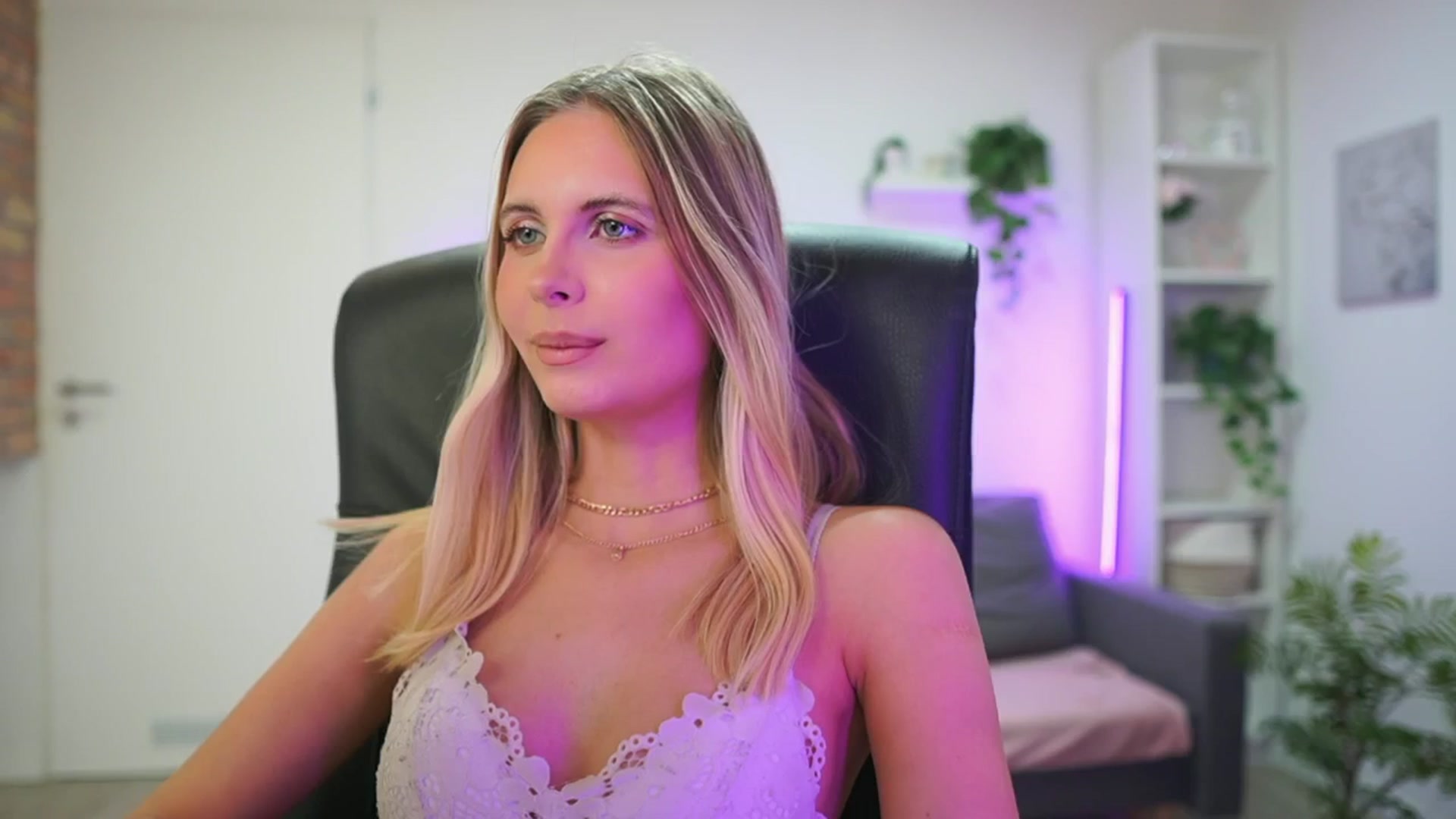 Gallery image thumbnail from Catecrago_'s myfreecams stream on, 01/22/2026, 18:35 image 18 of 20