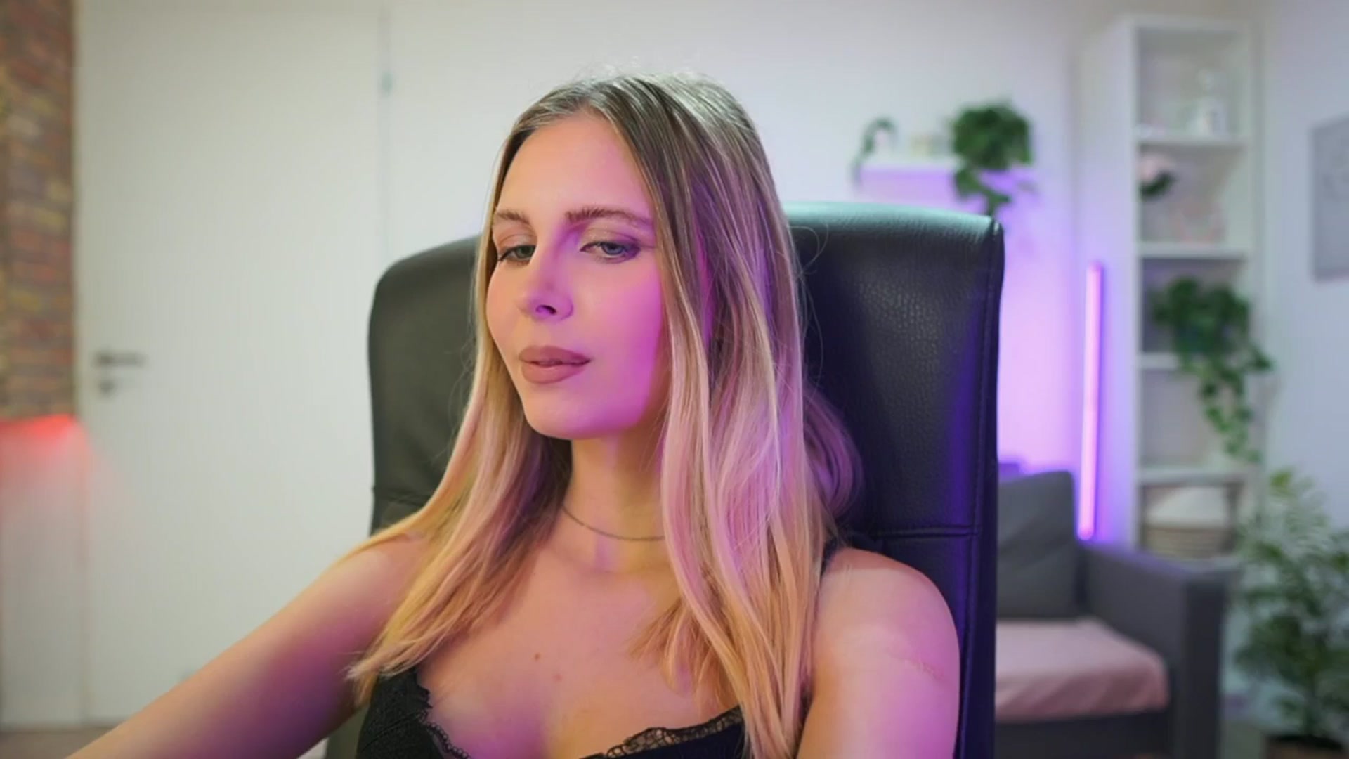 Gallery image thumbnail from Catecrago_'s myfreecams stream on, 02/05/2026, 18:17 image 18 of 20