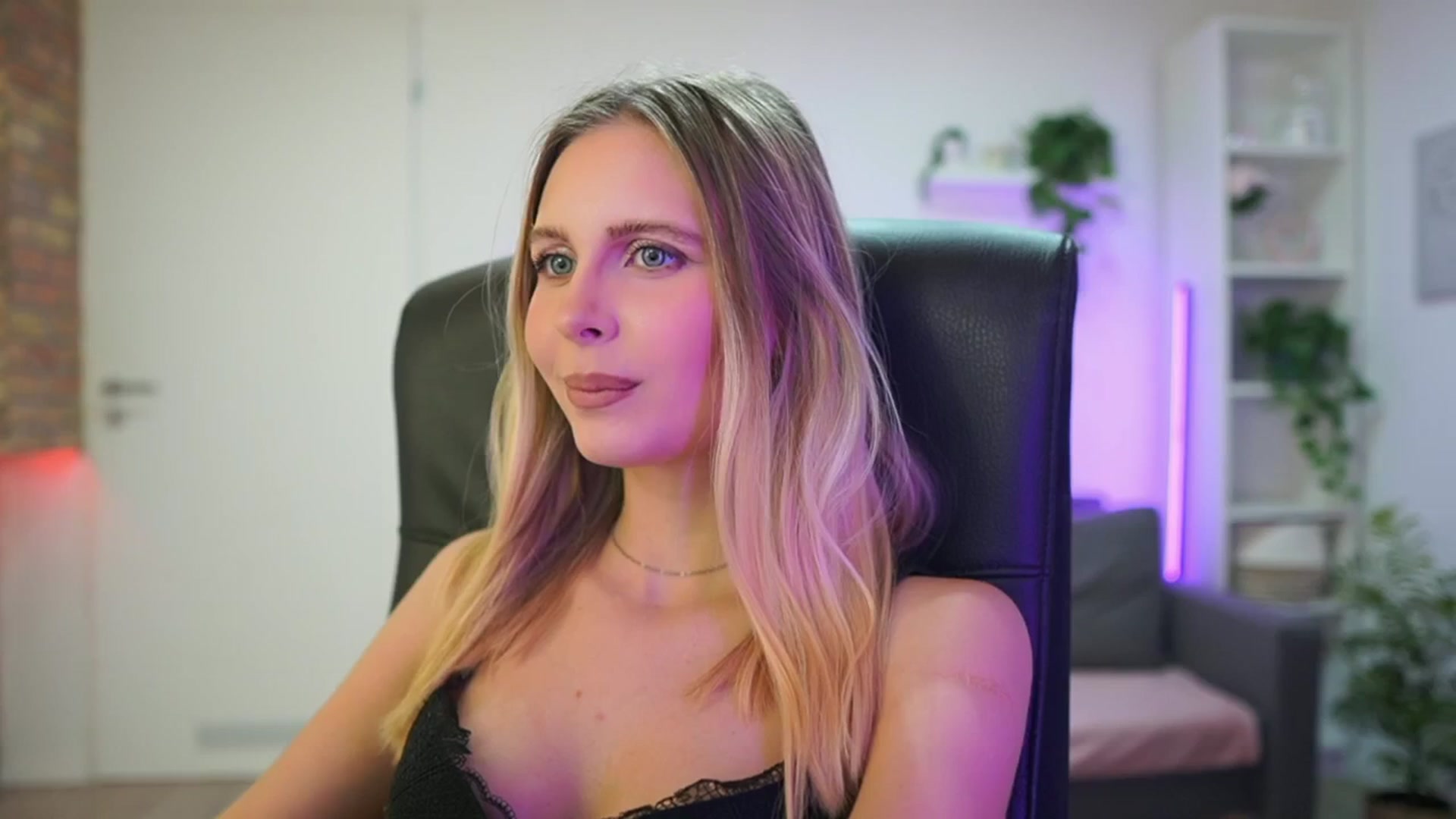 Gallery image thumbnail from Catecrago_'s myfreecams stream on, 02/05/2026, 18:17 image 17 of 20