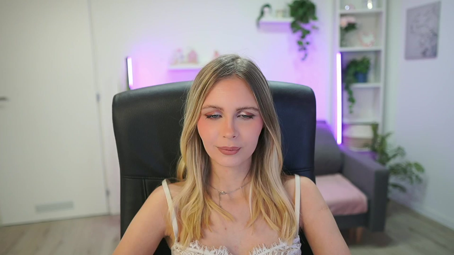Gallery image thumbnail from Catecrago_'s myfreecams stream on, 02/16/2026, 17:17 image 14 of 20