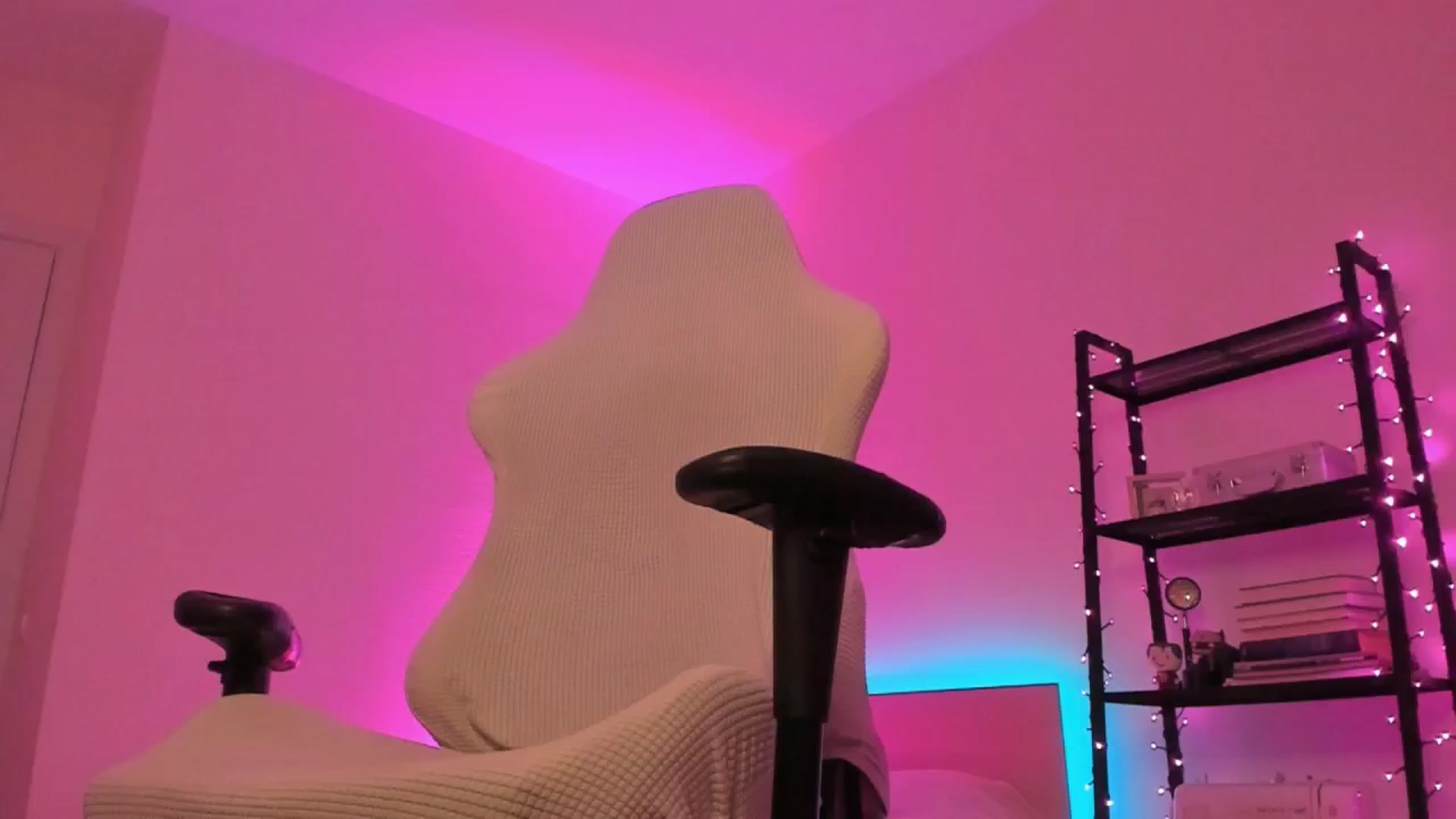 Gallery image thumbnail from Cathelyn's myfreecams stream on, 12/21/2024, 01:21 image 16 of 20