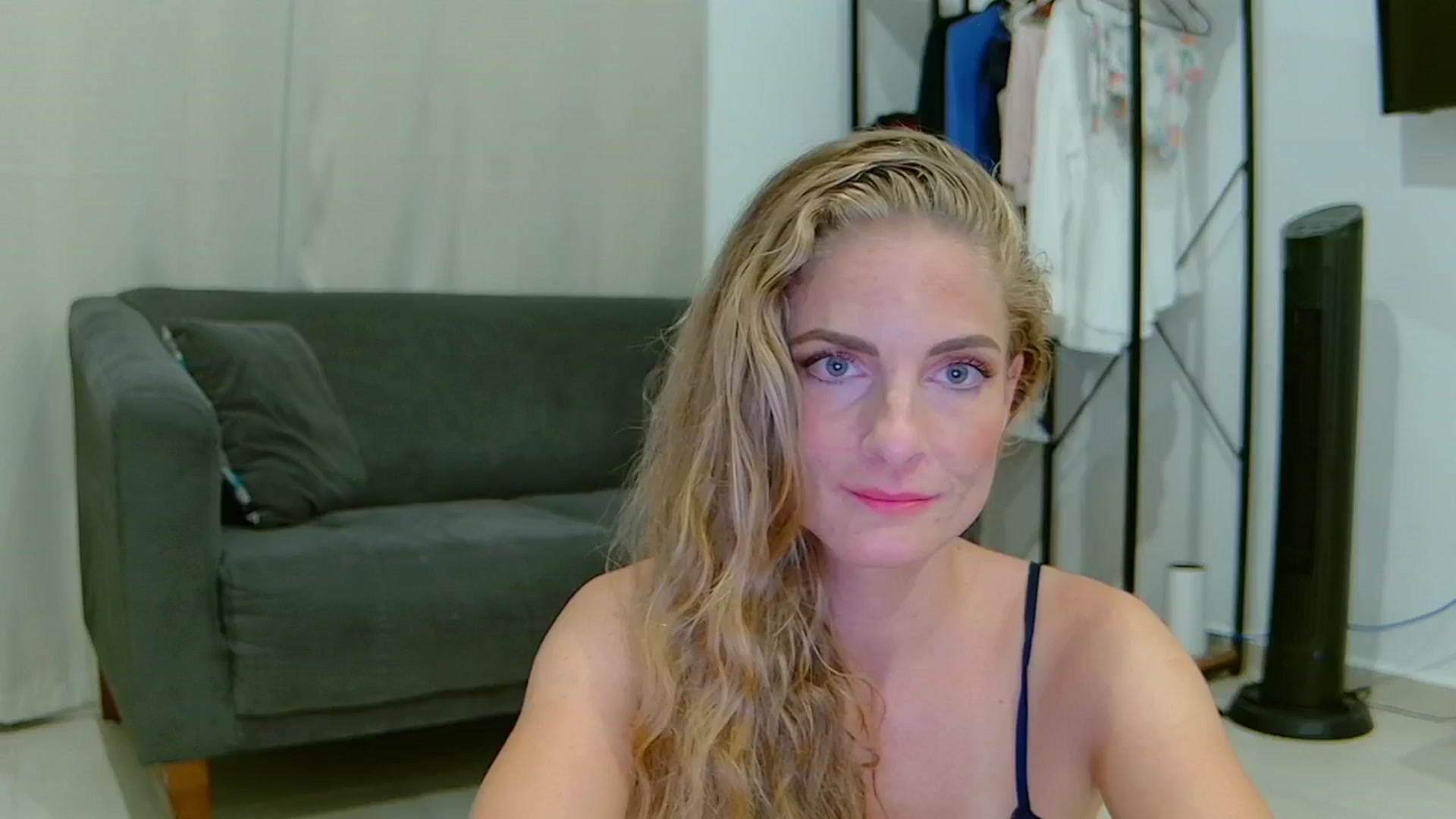 Gallery image thumbnail from Cayenne_mfc's myfreecams stream on, 01/13/2025, 24:21 image 8 of 20