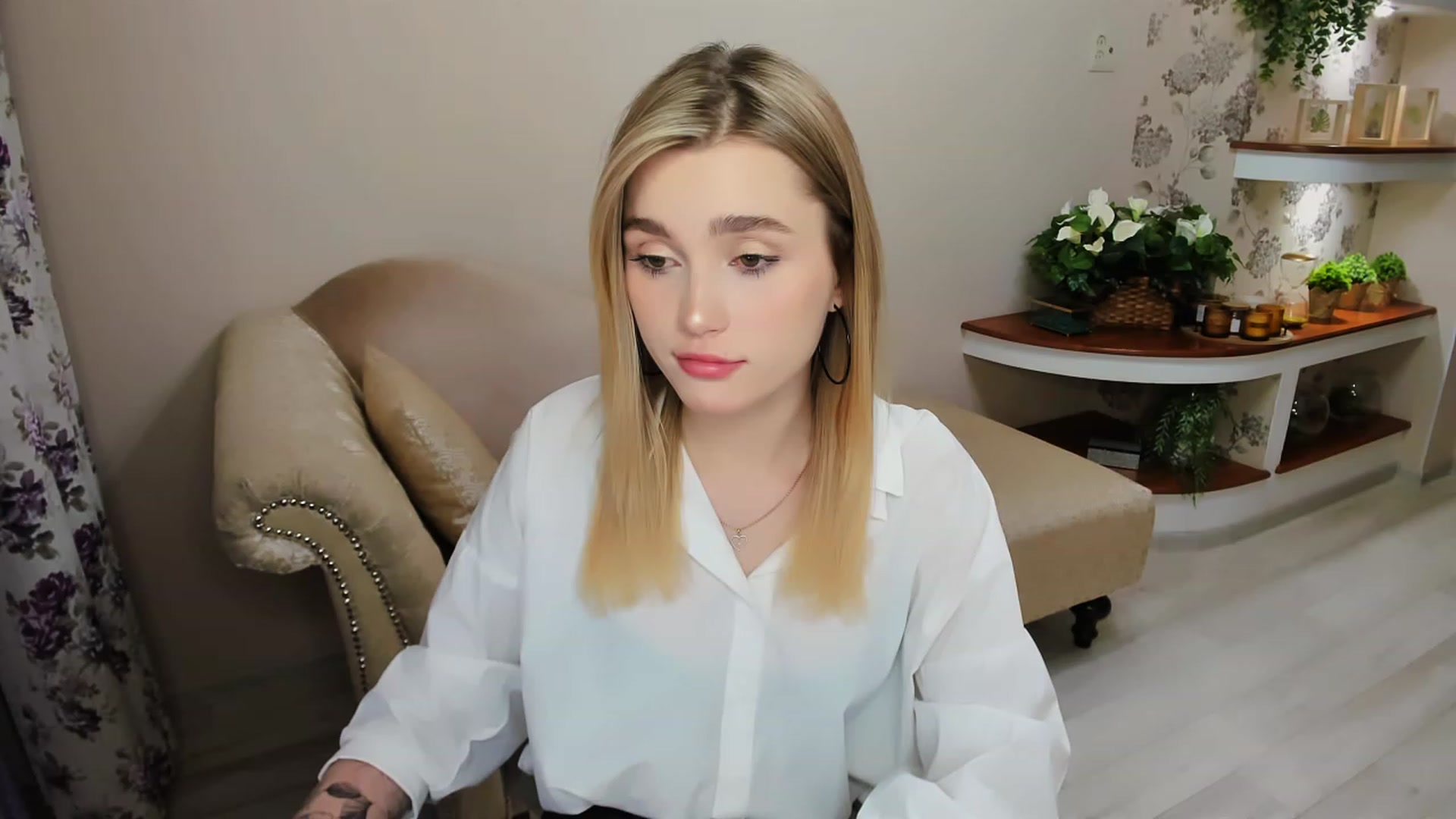 Gallery image thumbnail from CcrystalSoul's myfreecams stream on, 03/09/2023, 13:13 image 8 of 20