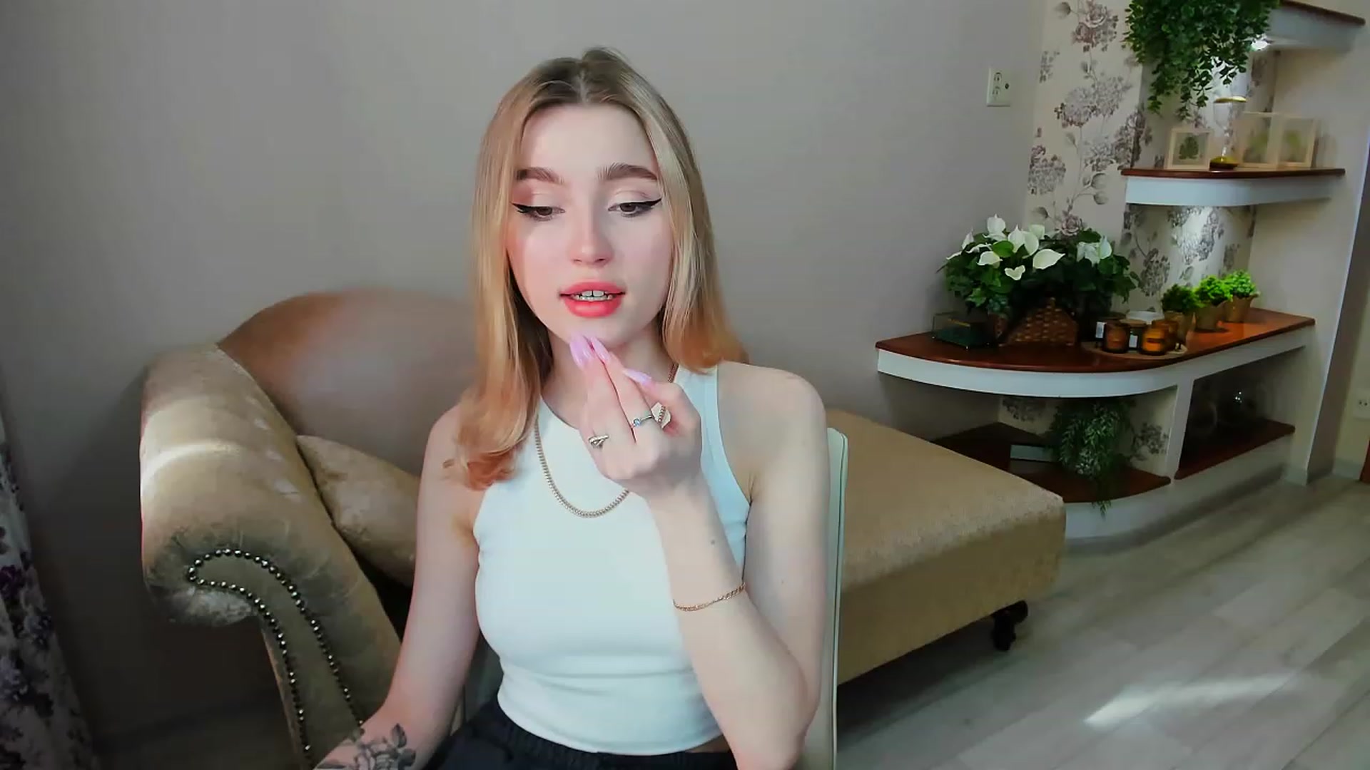 Gallery image thumbnail from CcrystalSoul's myfreecams stream on, 04/24/2023, 13:03 image 7 of 20