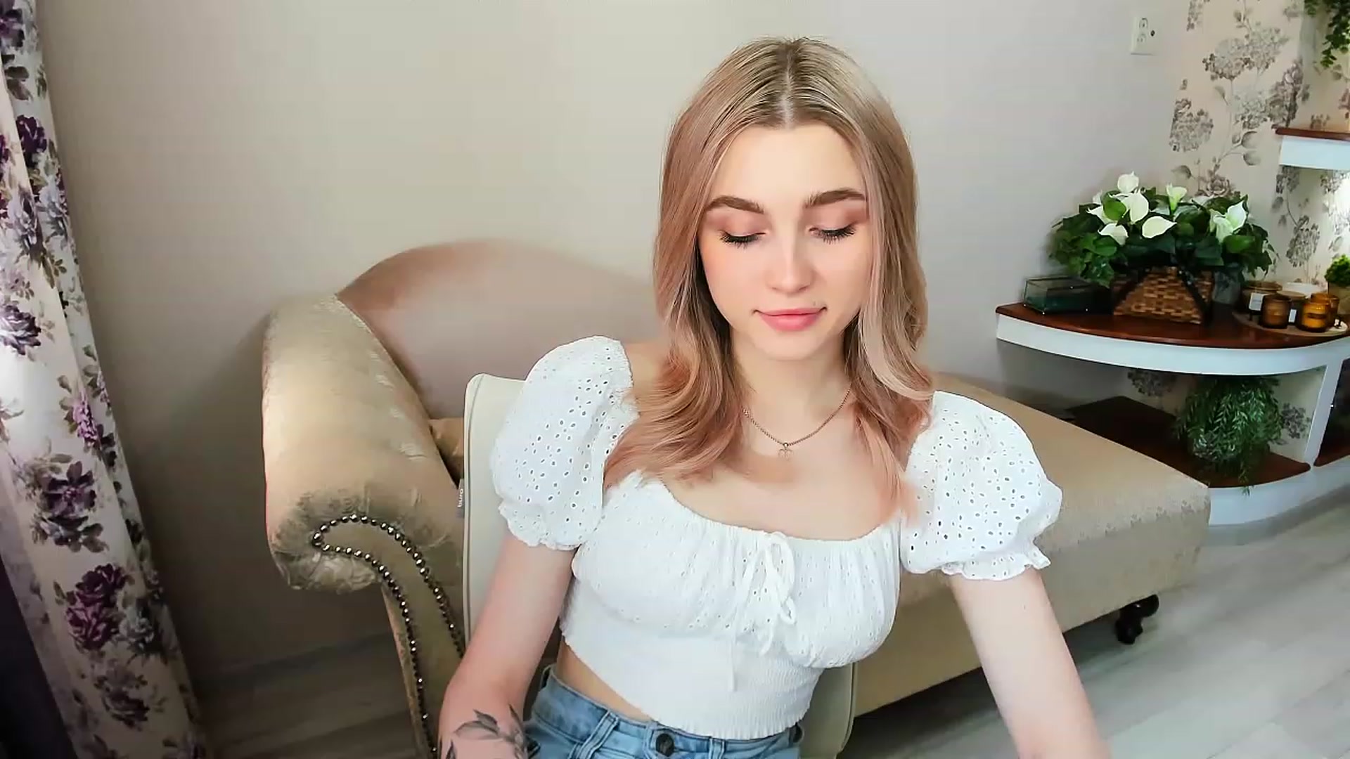 Gallery image thumbnail from CcrystalSoul's myfreecams stream on, 05/30/2023, 10:14 image 15 of 20