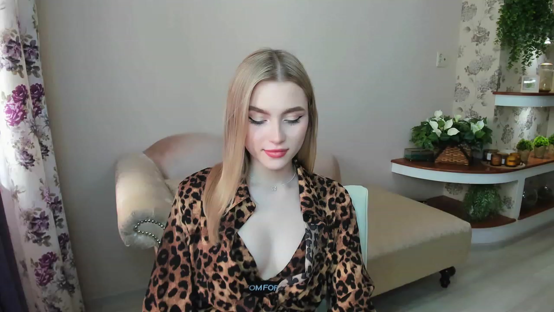 Gallery image thumbnail from CcrystalSoul's myfreecams stream on, 06/05/2023, 12:17 image 12 of 20