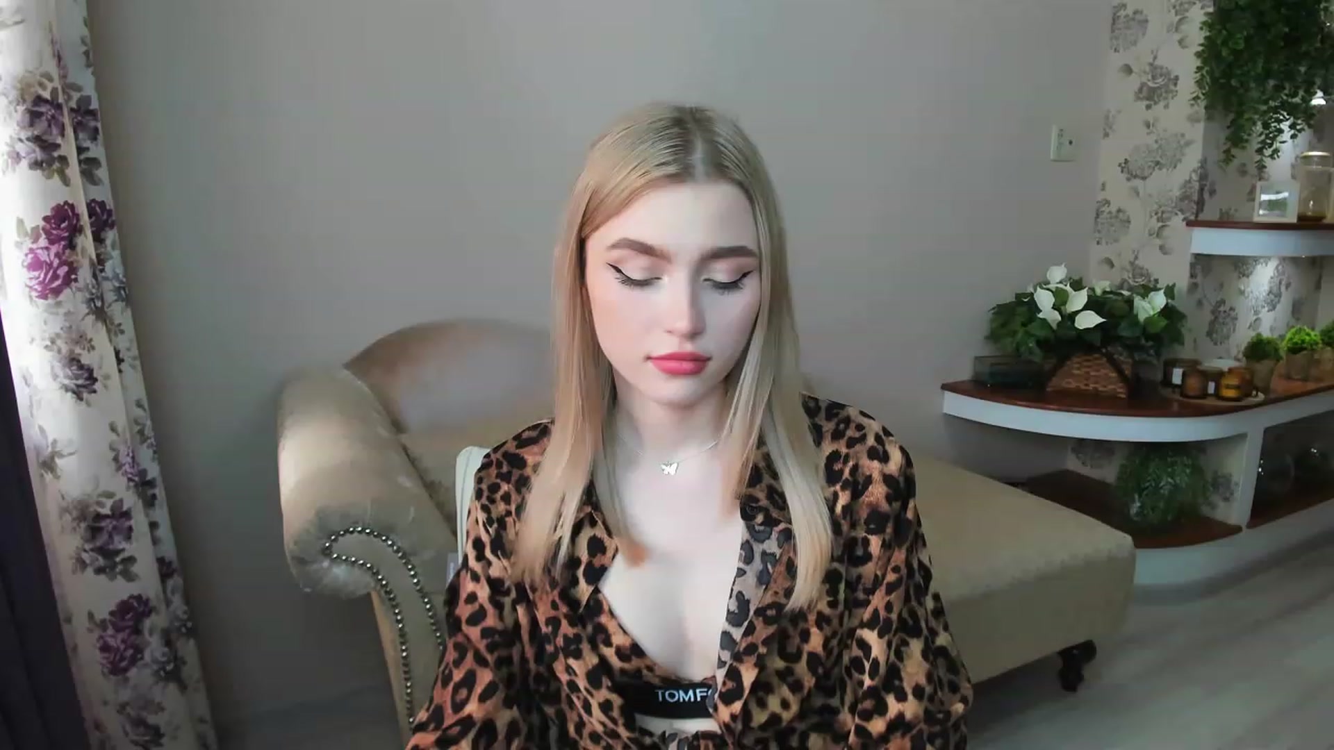 Gallery image thumbnail from CcrystalSoul's myfreecams stream on, 06/05/2023, 14:07 image 5 of 20
