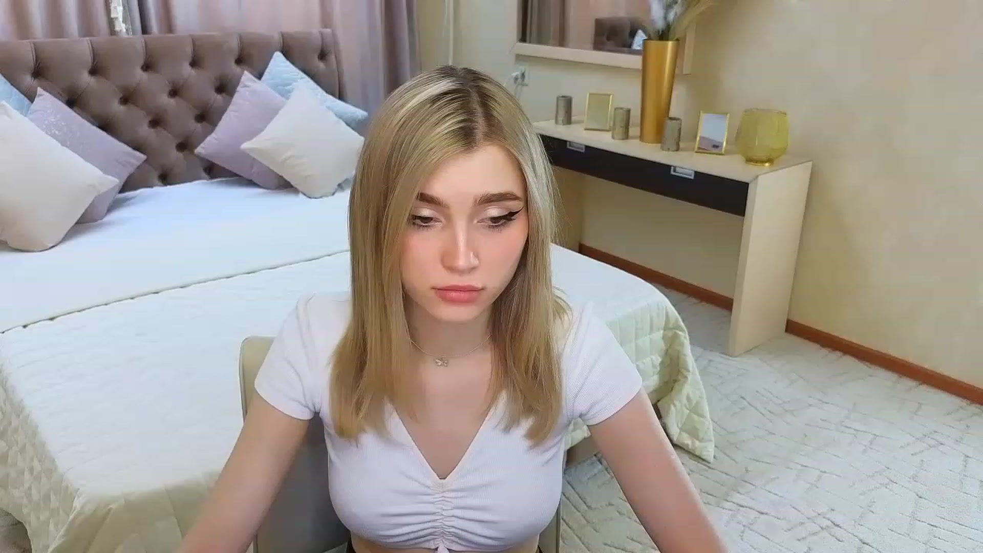 Gallery image thumbnail from CcrystalSoul's myfreecams stream on, 06/18/2023, 13:48 image 11 of 20