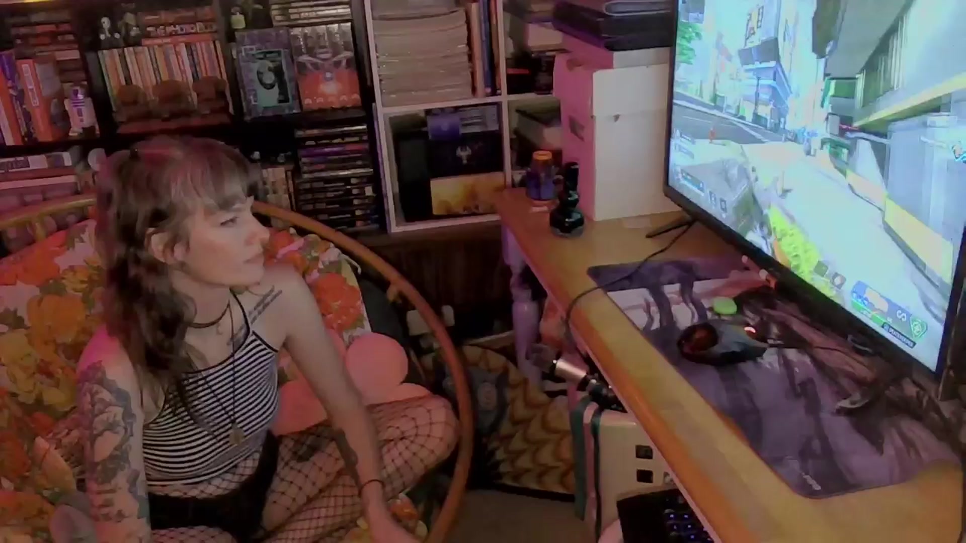 Gallery image thumbnail from CdrTroi's myfreecams stream on, 04/05/2024, 07:29 image 10 of 20