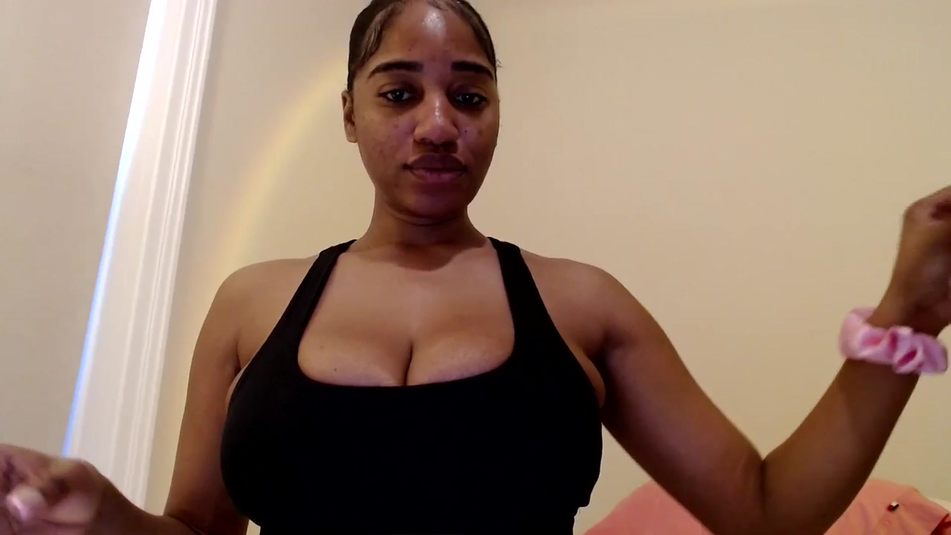 Gallery image thumbnail from Celinecostas's myfreecams stream on, 03/04/2025, 14:00 image 4 of 20