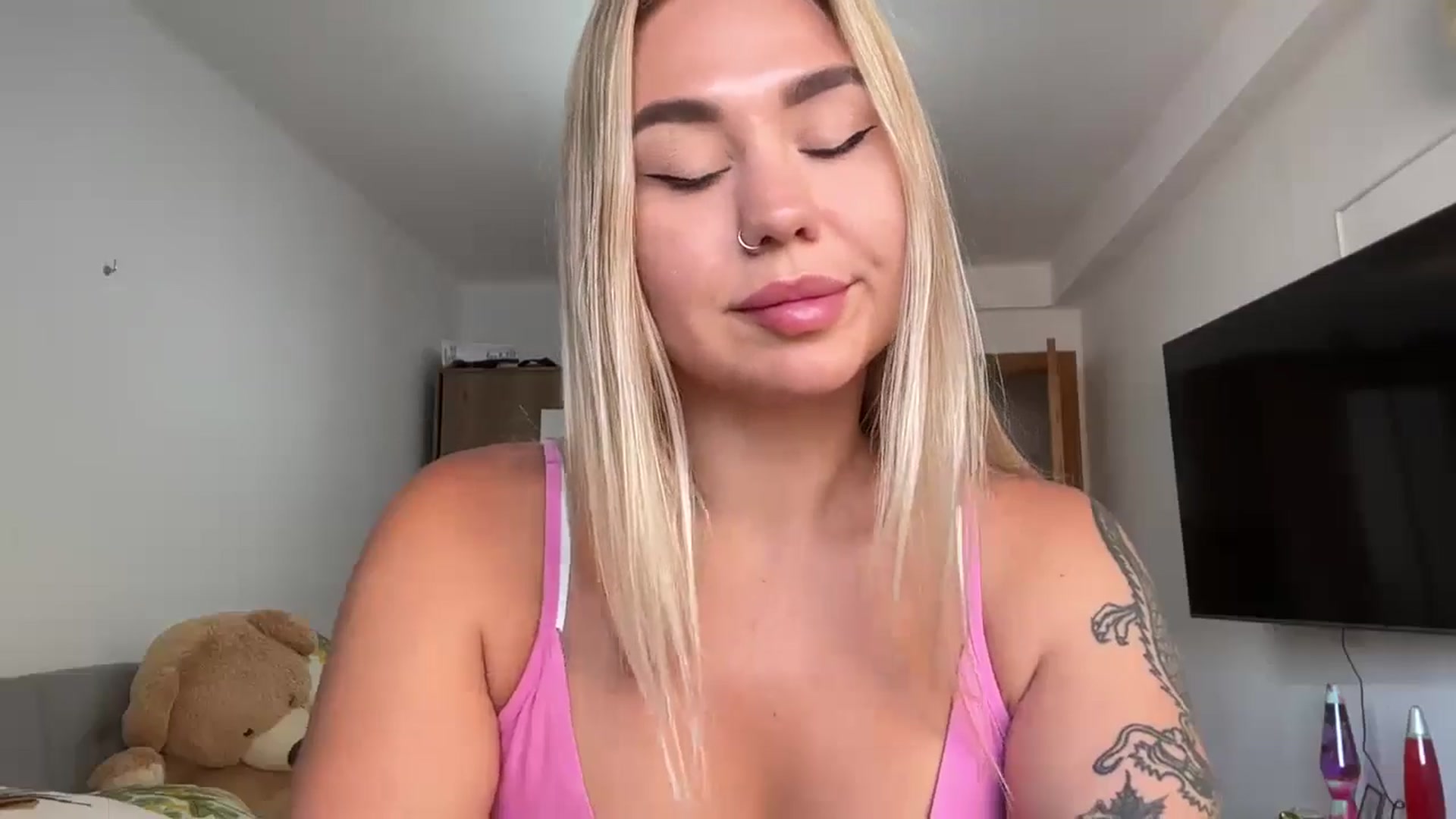 Gallery image thumbnail from Cervesa's myfreecams stream on, 07/01/2024, 16:27 image 10 of 20