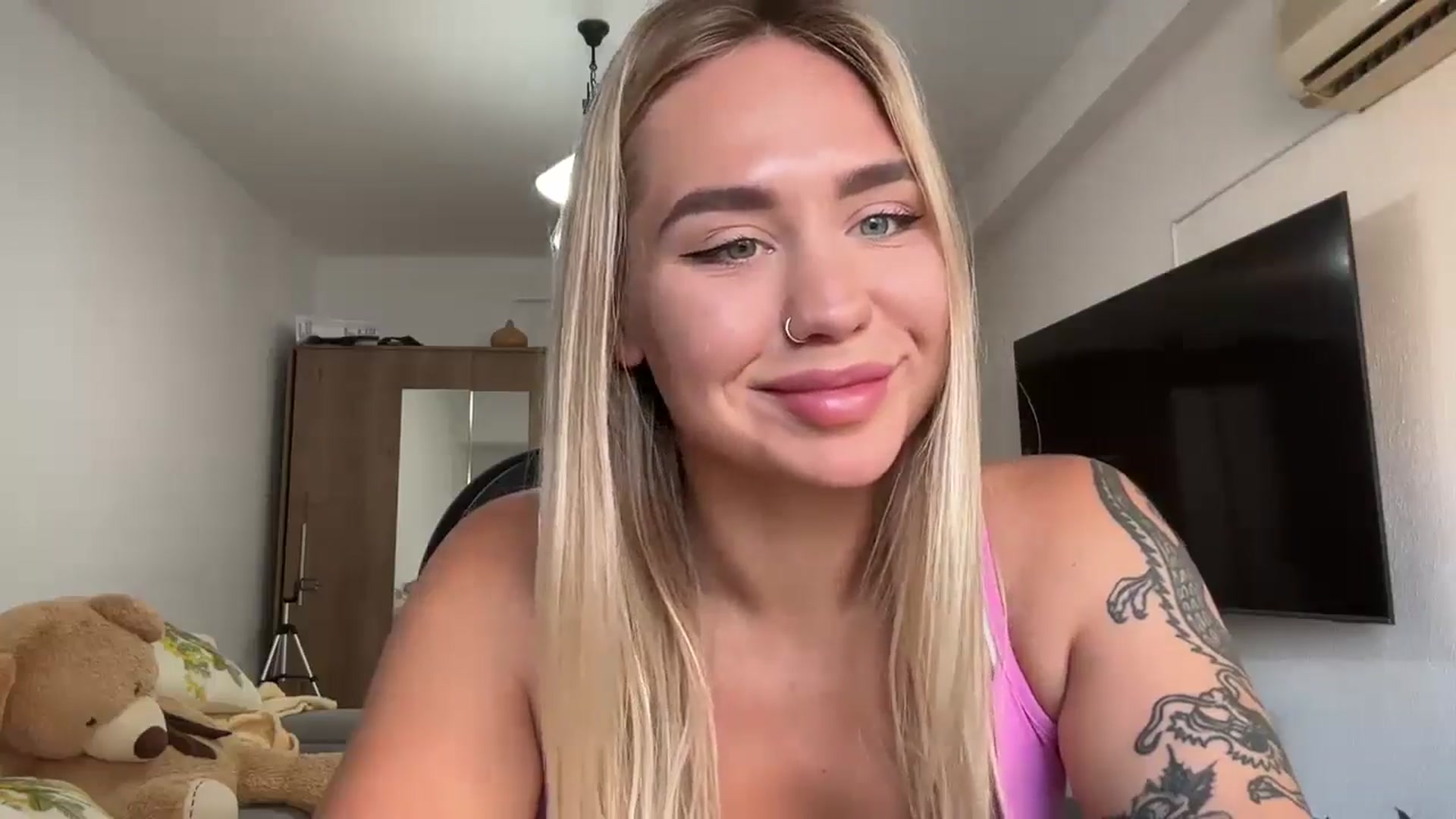 Gallery image thumbnail from Cervesa's myfreecams stream on, 07/01/2024, 17:23 image 11 of 20