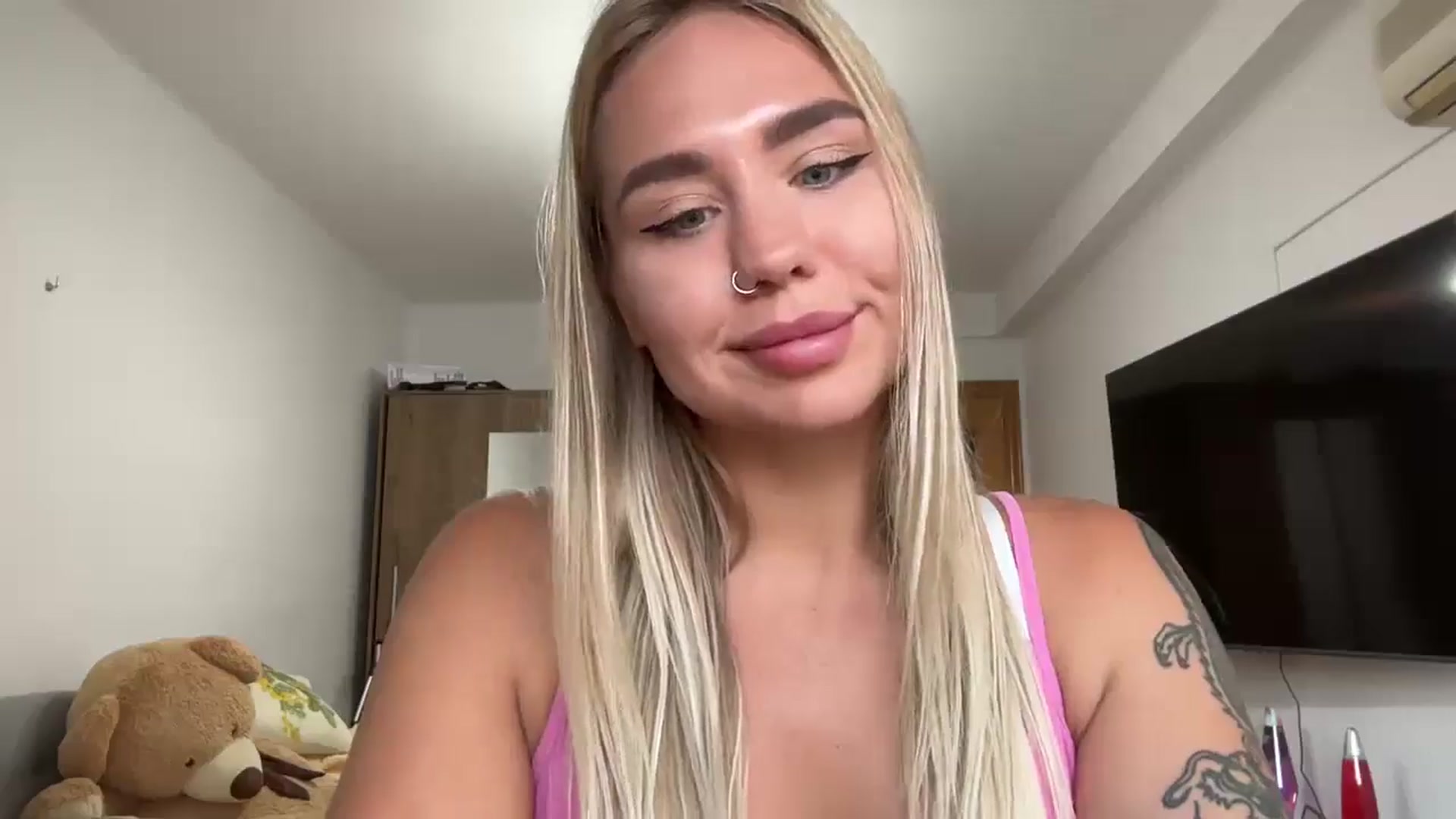 Gallery image thumbnail from Cervesa's myfreecams stream on, 07/01/2024, 18:41 image 10 of 20