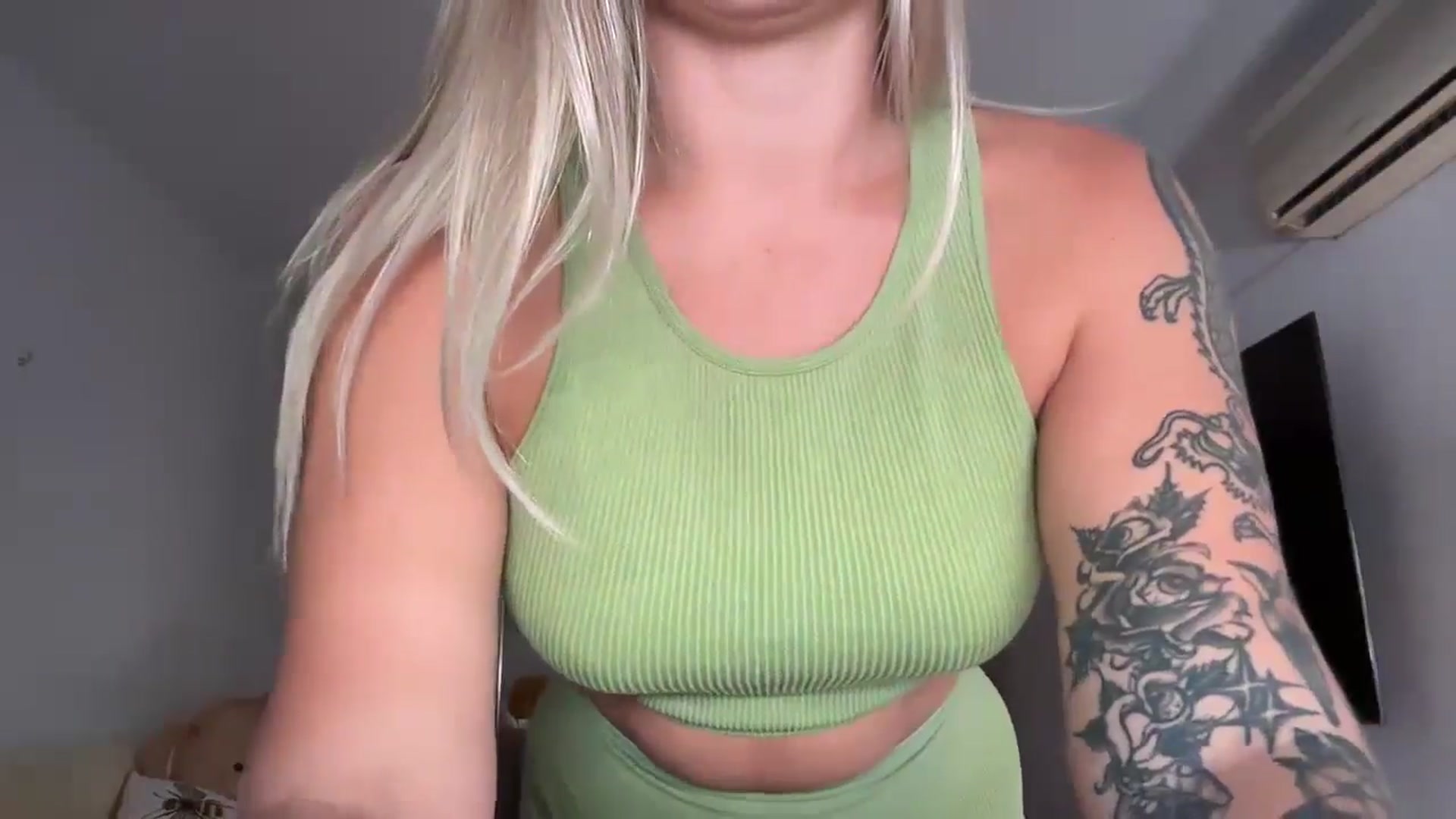 Gallery image thumbnail from Cervesa's myfreecams stream on, 08/01/2024, 15:14 image 16 of 20