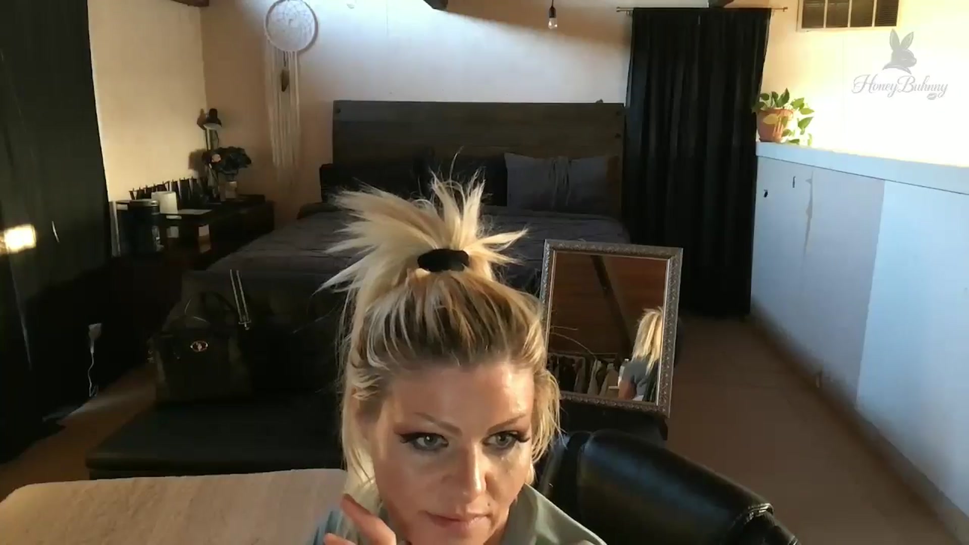 Gallery image thumbnail from ChampagneMuse's myfreecams stream on, 03/31/2026, 17:02 image 19 of 20