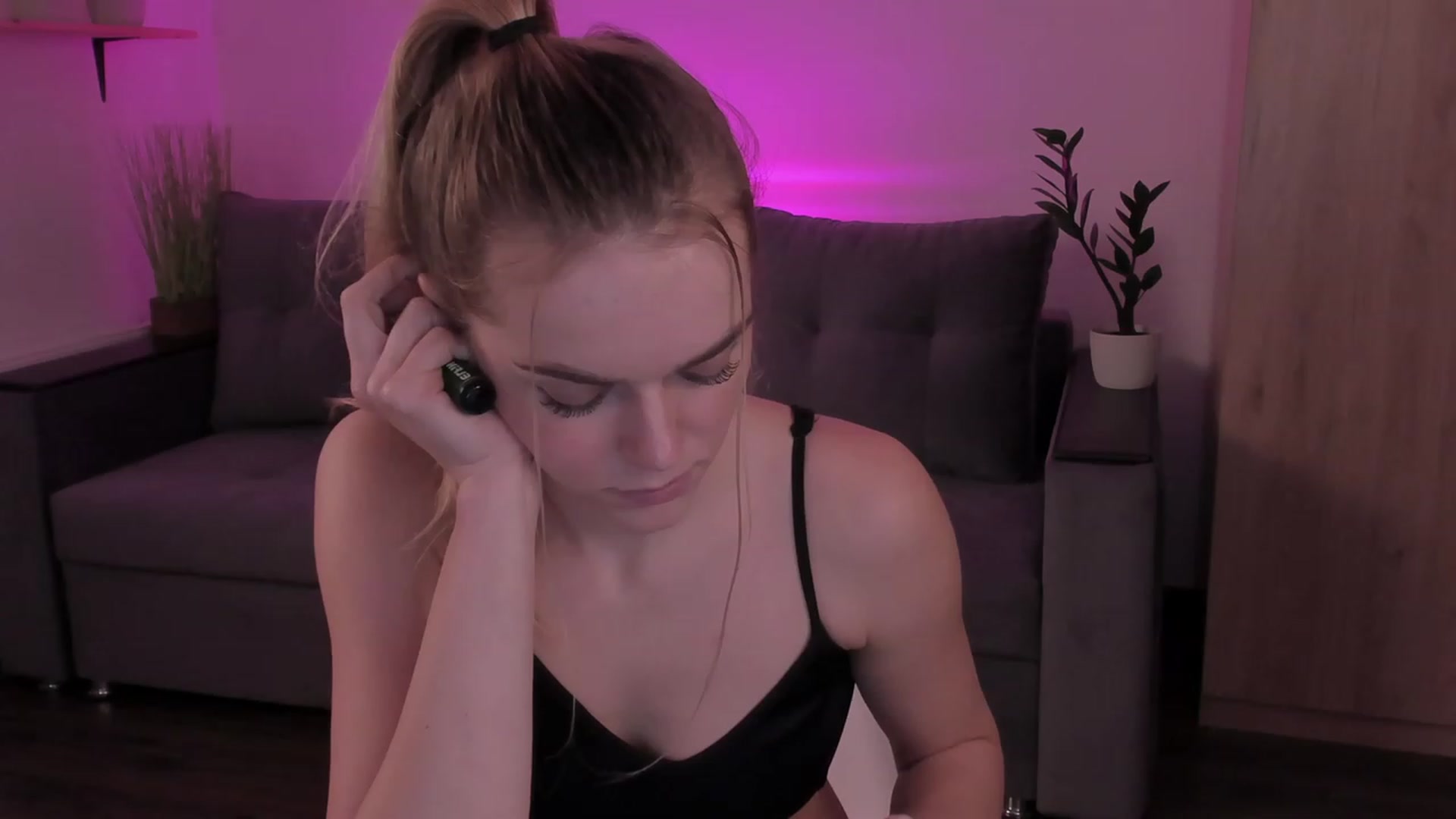 Gallery image thumbnail from CharliXSweet's myfreecams stream on, 12/26/2022, 19:35 image 18 of 20