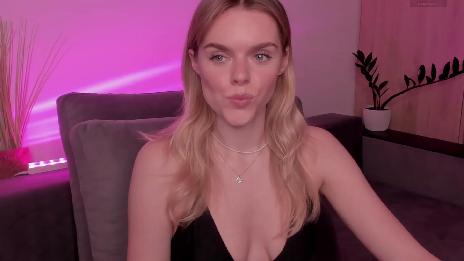Gallery image thumbnail from CharliXSweet's myfreecams stream on, 01/27/2024, 13:55 image 7 of 20