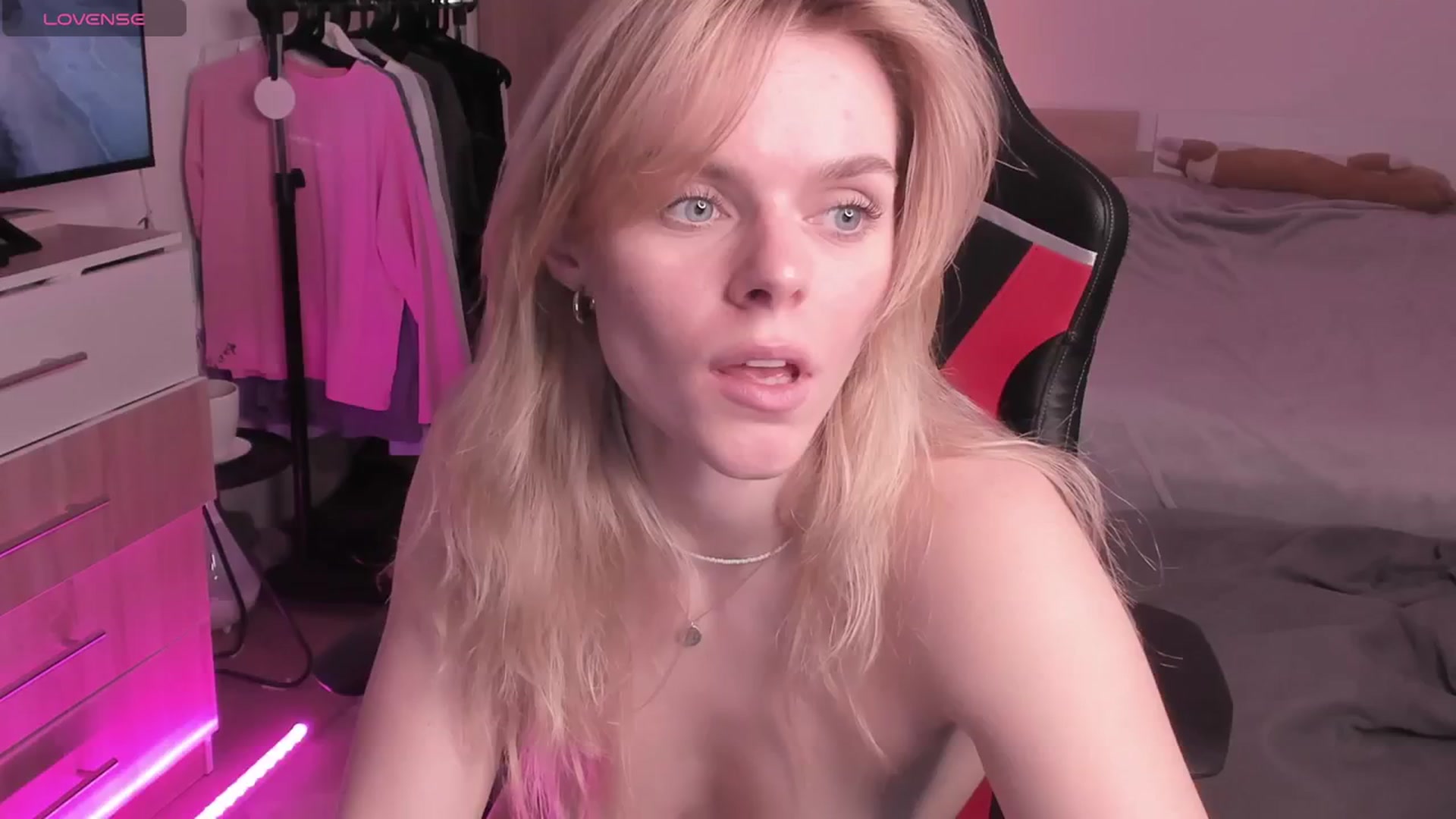 Gallery image thumbnail from CharliXSweet's myfreecams stream on, 03/21/2024, 13:14 image 15 of 20