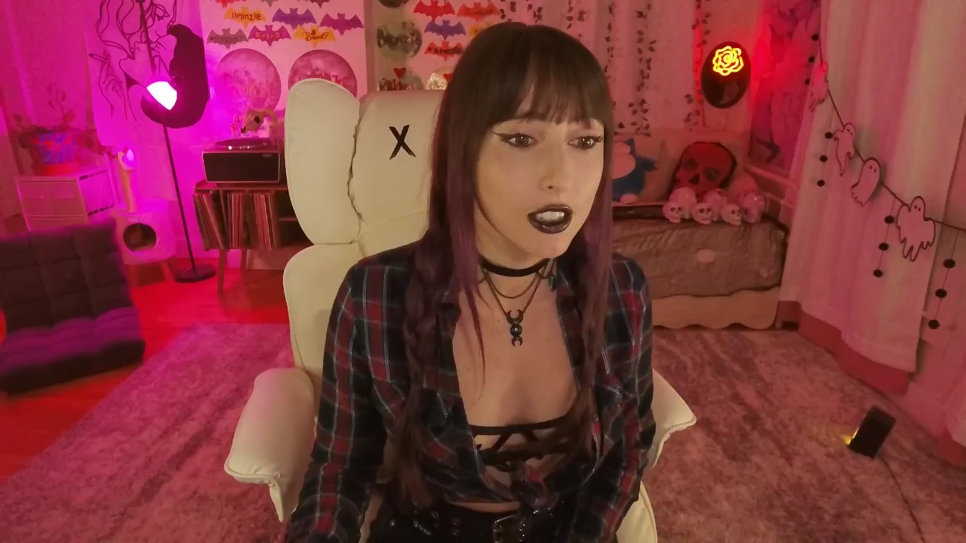 Gallery image thumbnail from Charliexjade's myfreecams stream on, 11/18/2025, 04:39 image 12 of 20