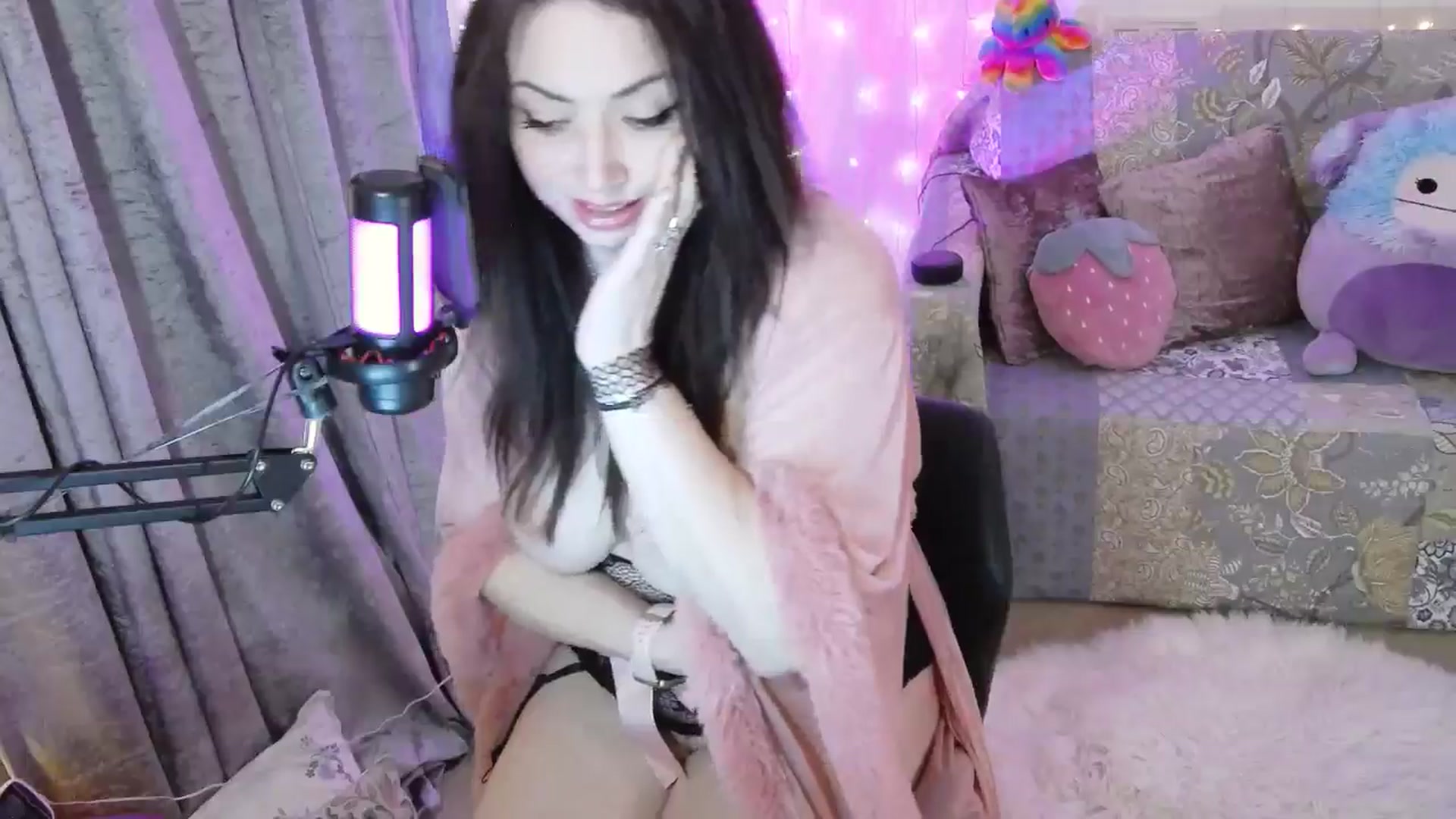Gallery image thumbnail from Charlotte_UK's myfreecams stream on, 07/04/2025, 01:49 image 13 of 20