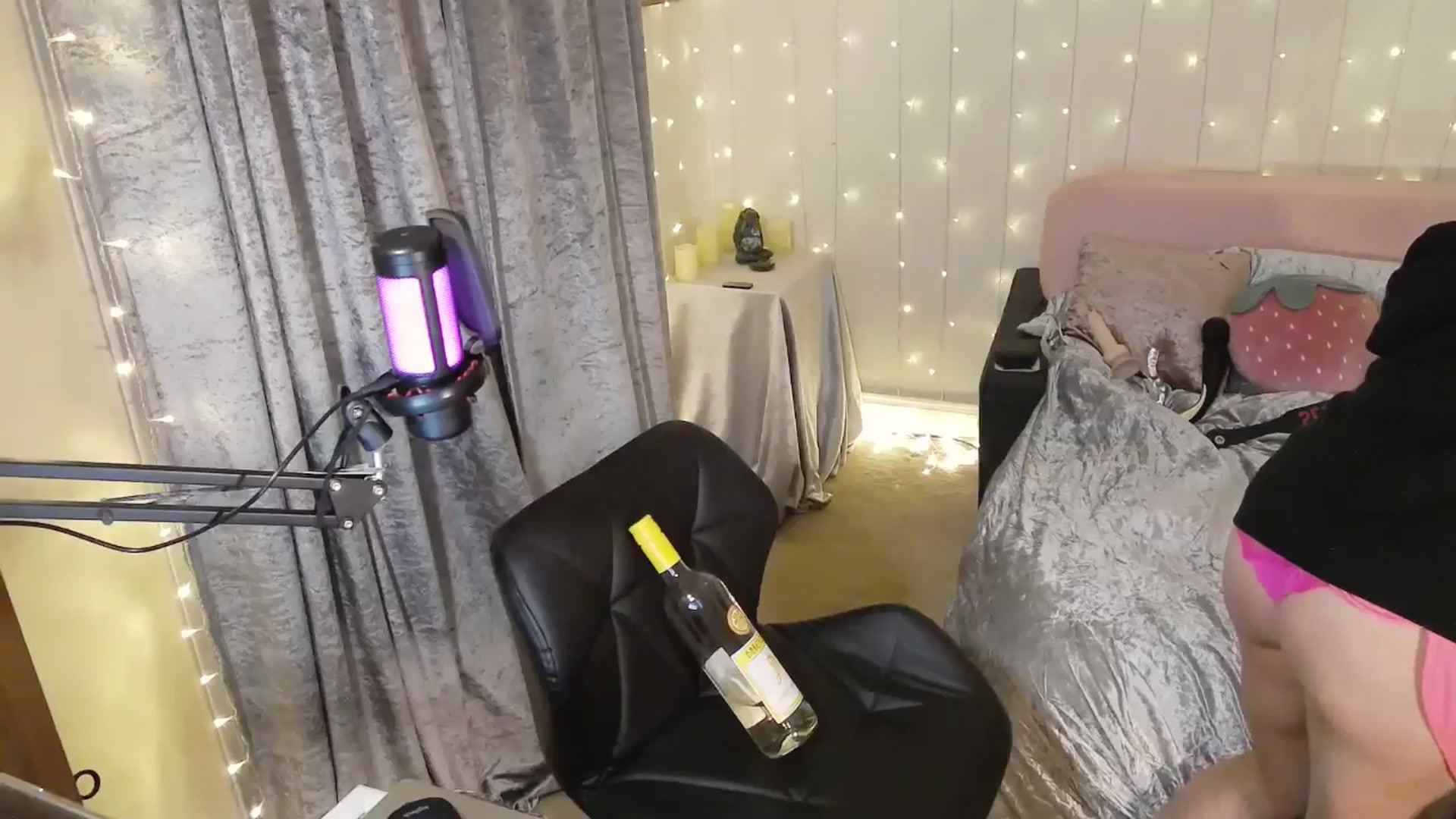 Gallery image thumbnail from Charlotte_UK's myfreecams stream on, 09/13/2025, 23:18 image 18 of 20