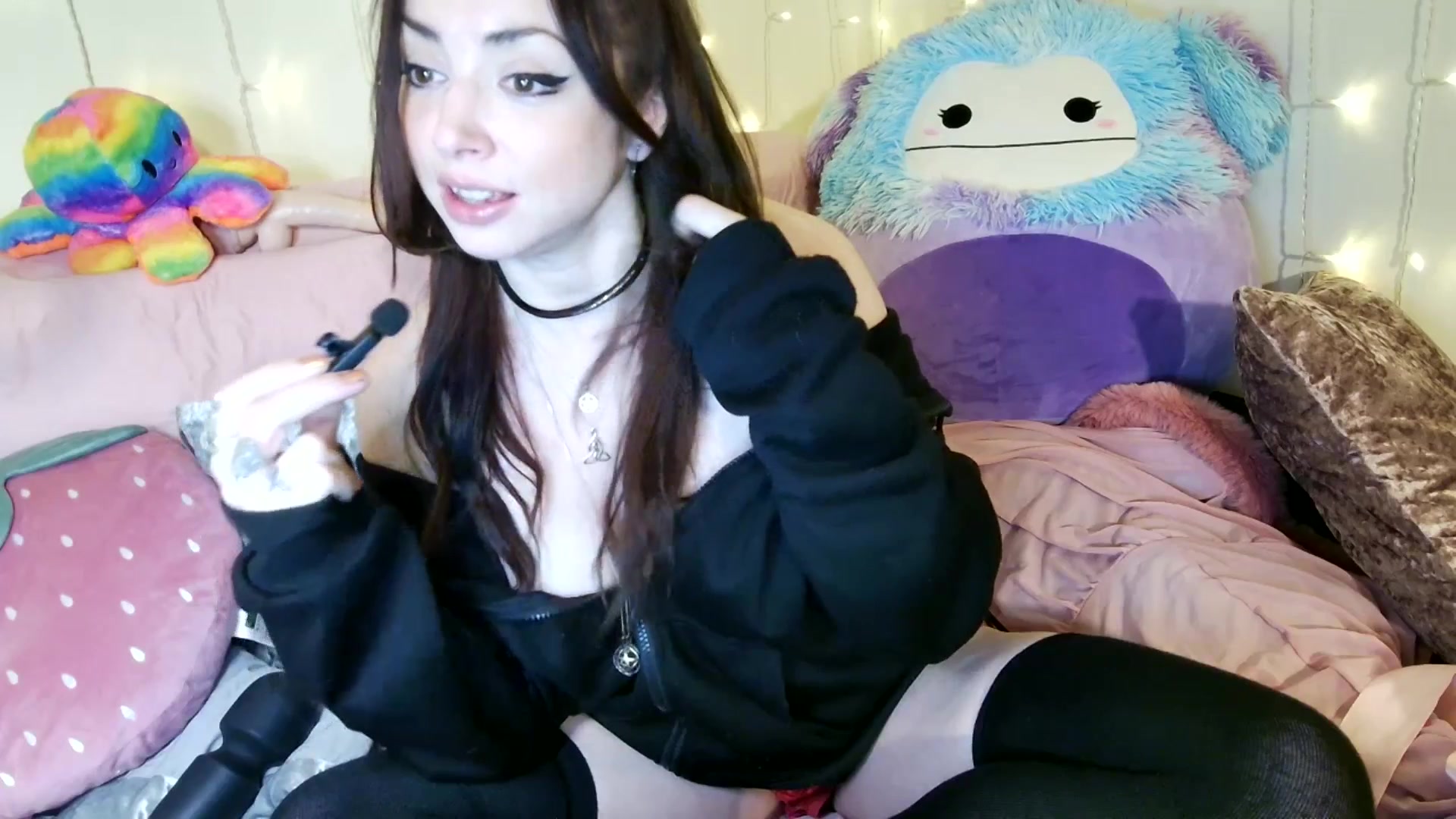 Gallery image thumbnail from Charlotte_UK's myfreecams stream on, 10/18/2025, 01:44 image 10 of 20