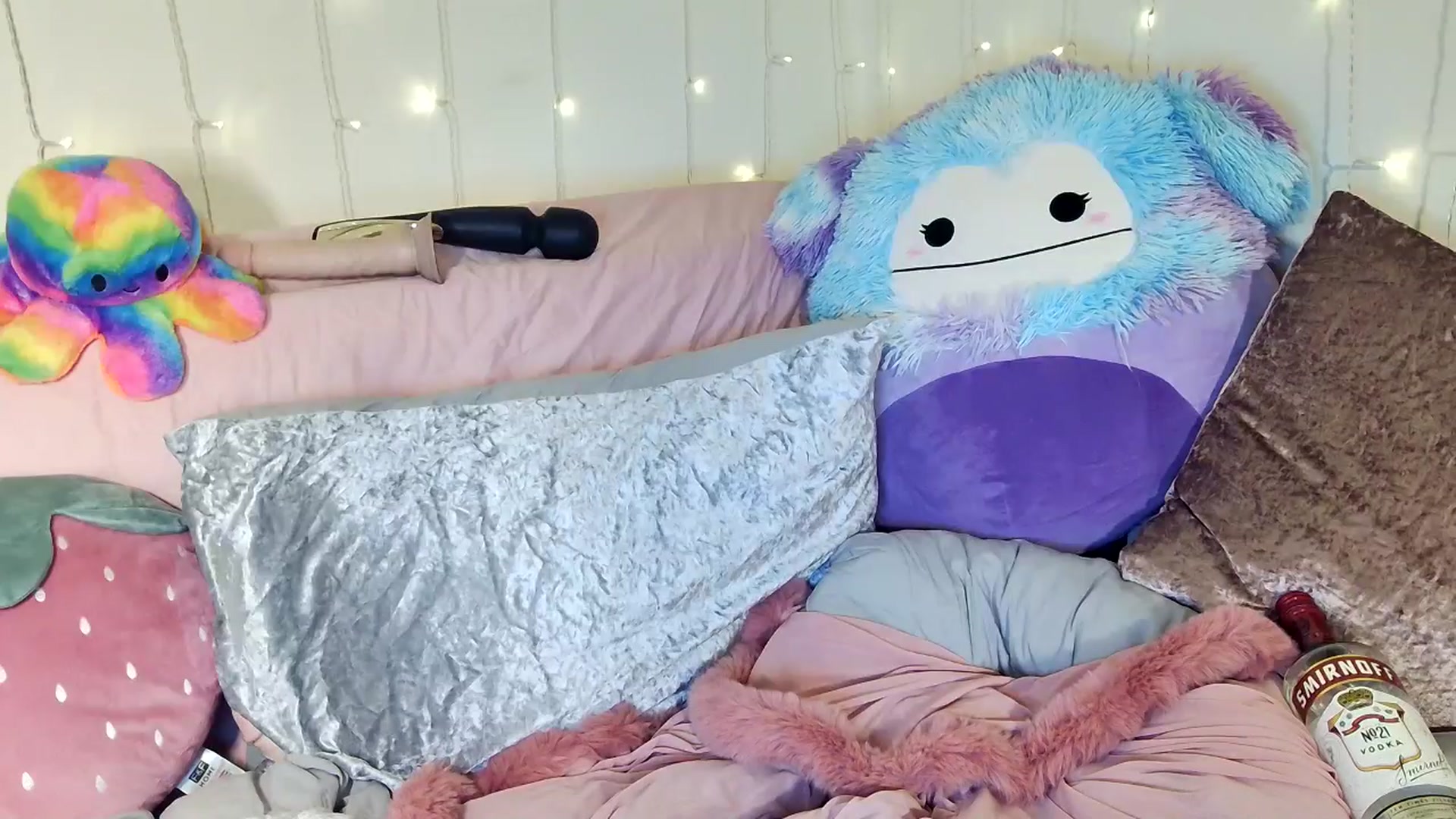 Gallery image thumbnail from Charlotte_UK's myfreecams stream on, 10/25/2025, 24:43 image 18 of 20