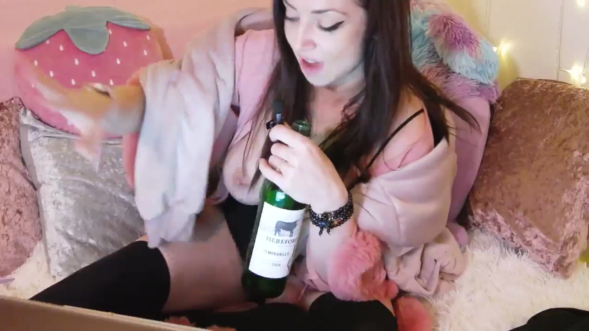Gallery image thumbnail from Charlotte_UK's myfreecams stream on, 01/06/2026, 02:42 image 5 of 20