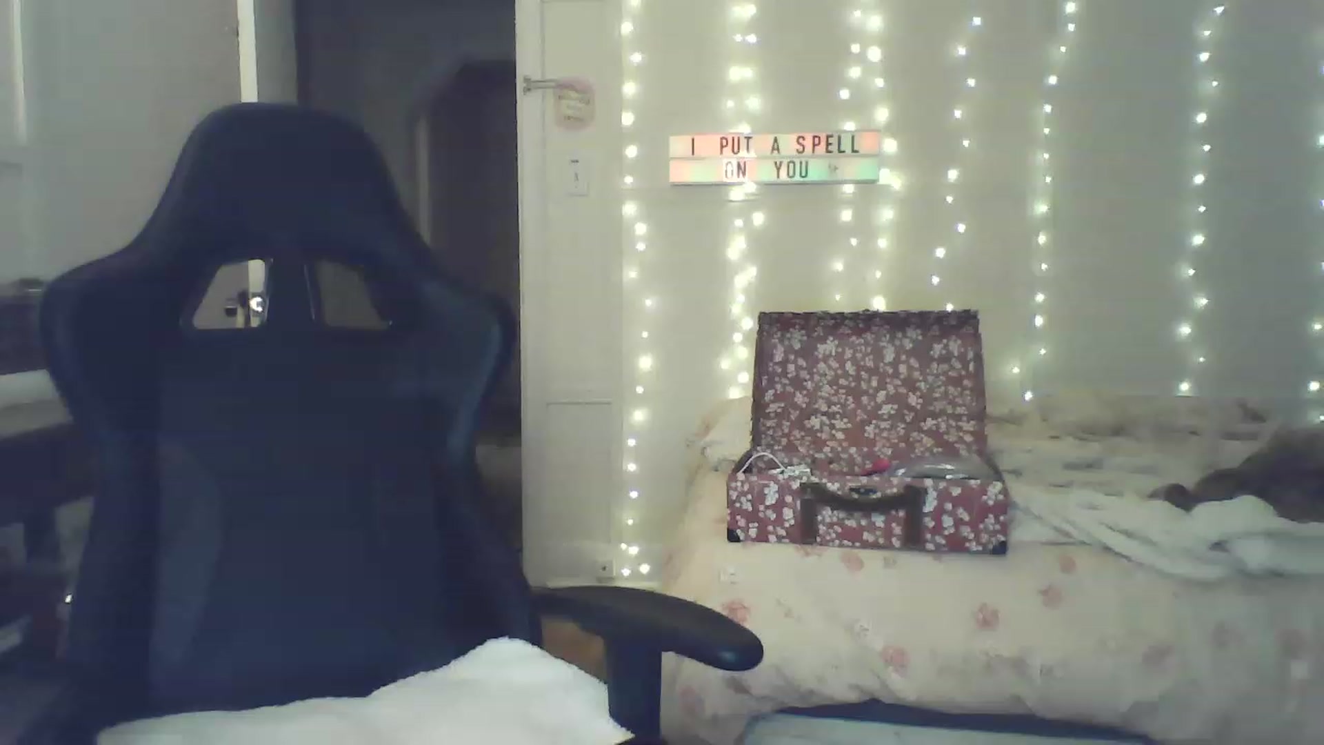 Gallery image thumbnail from Charmed_333's myfreecams stream on, 12/09/2022, 02:12 image 1 of 20