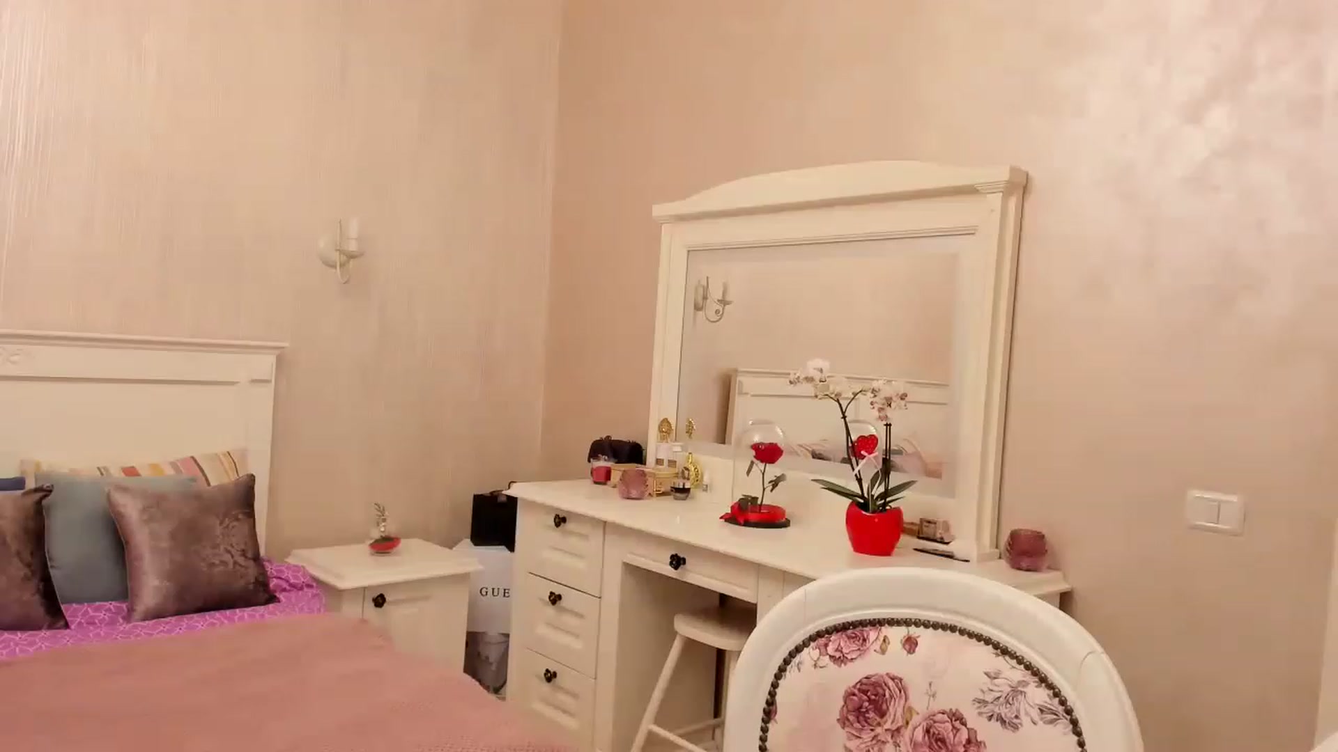 Gallery image thumbnail from Charmy_Lady's myfreecams stream on, 02/20/2023, 23:26 image 10 of 20