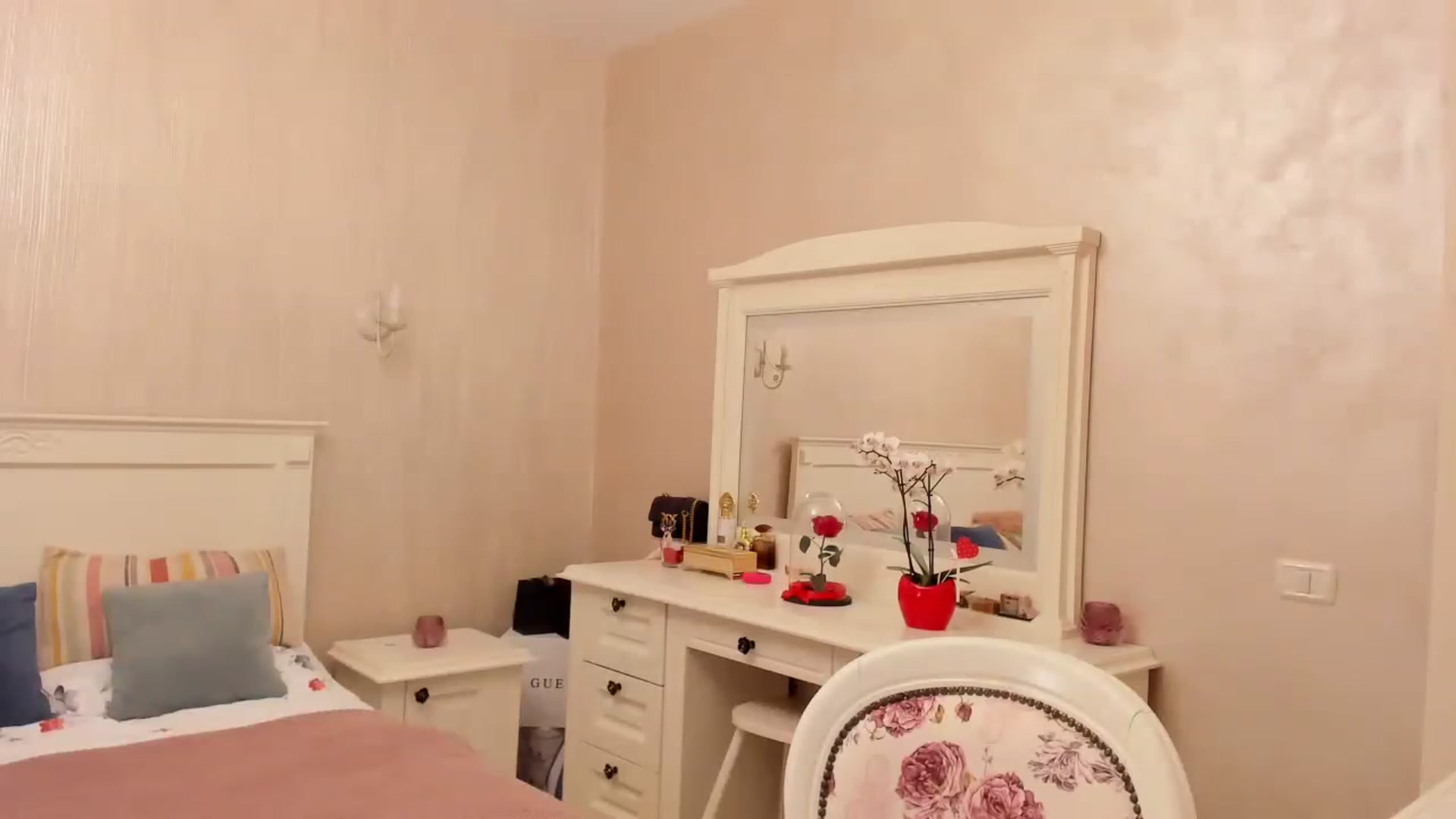 Gallery image thumbnail from Charmy_Lady's myfreecams stream on, 03/22/2023, 23:40 image 3 of 20