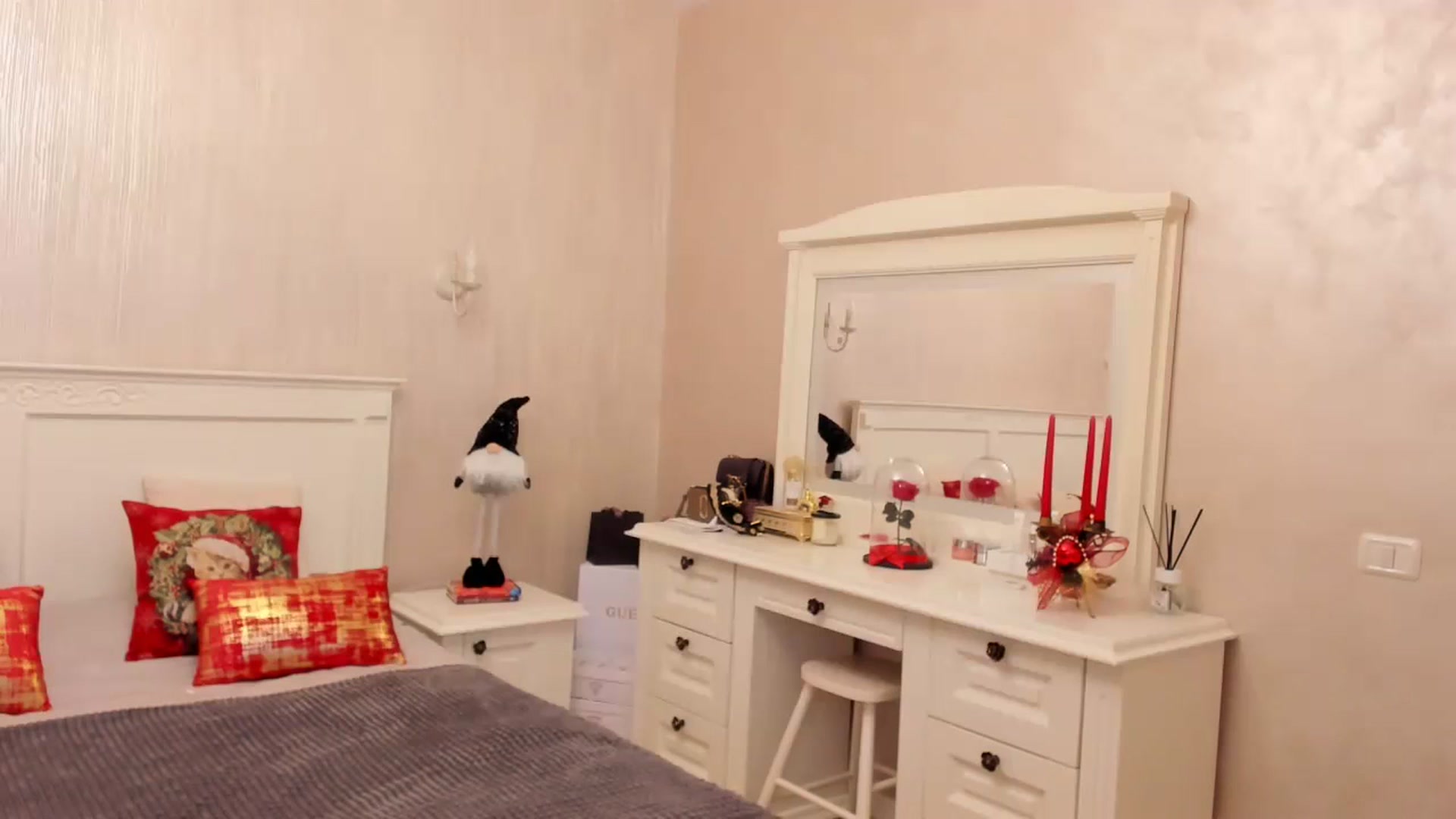 Gallery image thumbnail from Charmy_Lady's myfreecams stream on, 12/08/2023, 09:13 image 9 of 20