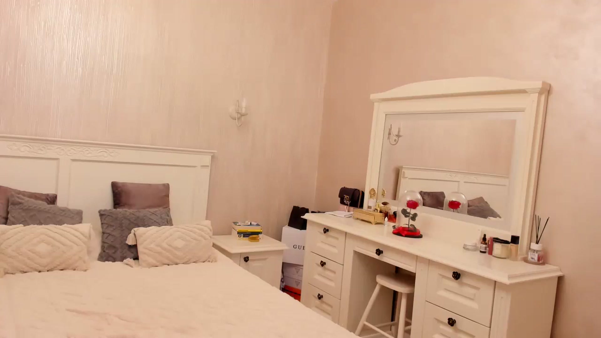Gallery image thumbnail from Charmy_Lady's myfreecams stream on, 04/23/2024, 21:28 image 18 of 20