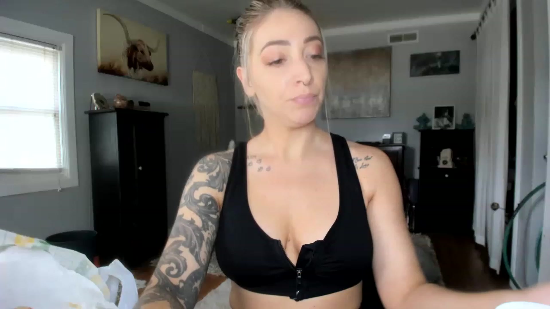 Gallery image thumbnail from Chasten_Lee's myfreecams stream on, 04/21/2023, 18:59 image 10 of 20