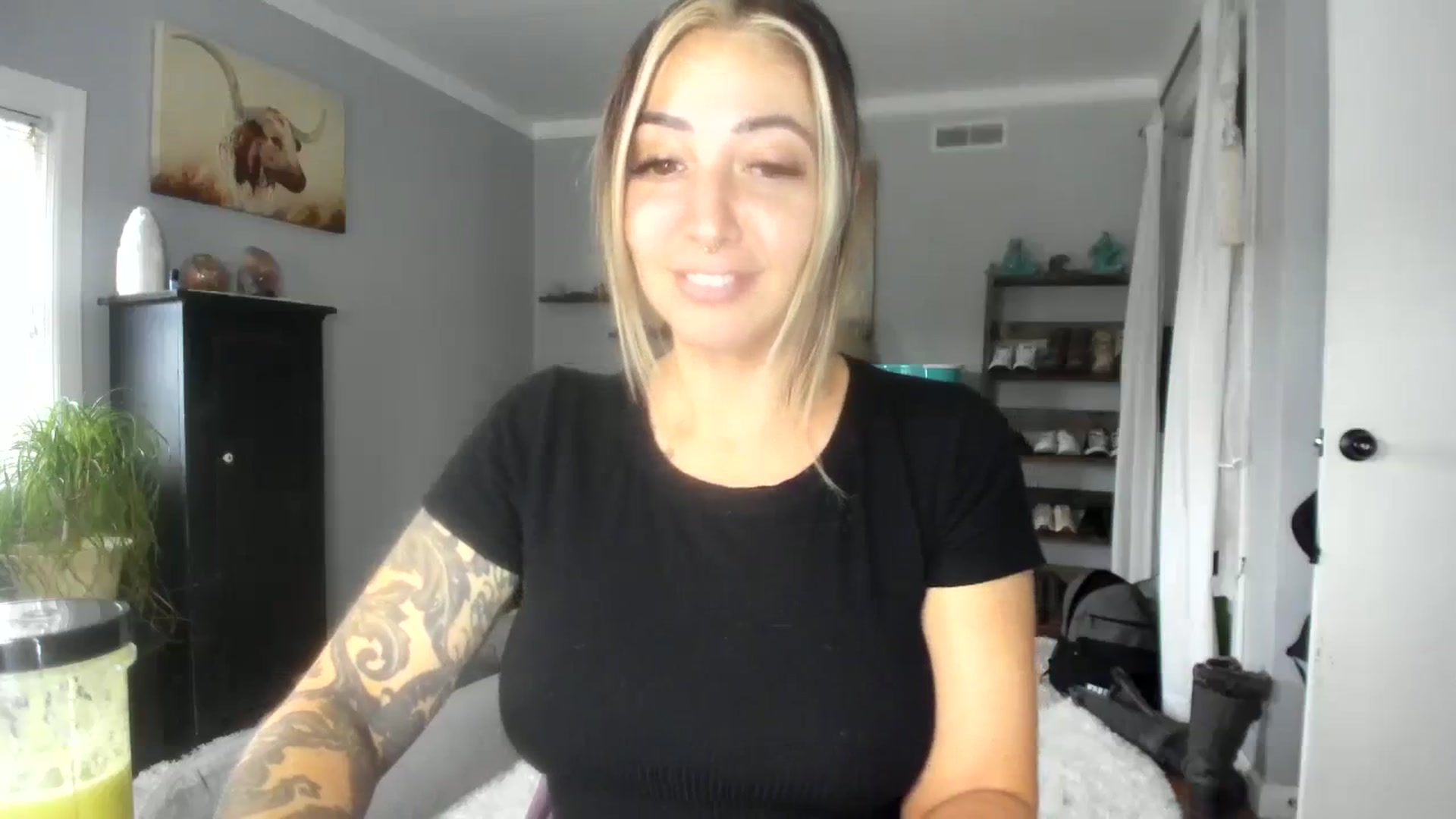 Gallery image thumbnail from Chasten_Lee's myfreecams stream on, 10/16/2023, 15:32 image 9 of 20