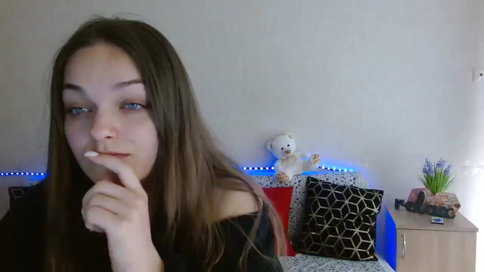Gallery image thumbnail from Chaynea's myfreecams stream on, 04/13/2026, 10:42 image 9 of 20