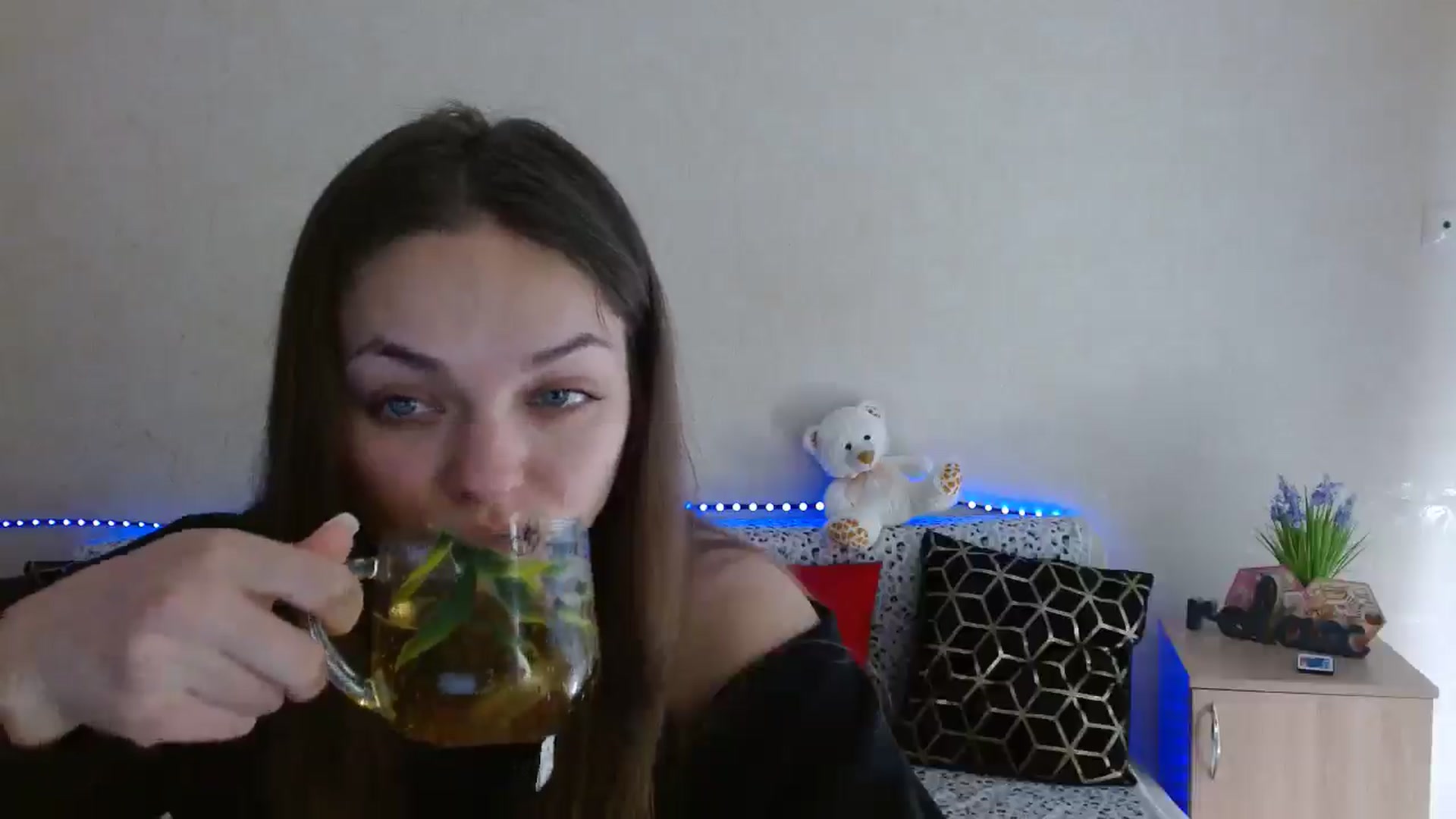 Gallery image thumbnail from Chaynea's myfreecams stream on, 04/13/2026, 10:42 image 15 of 20