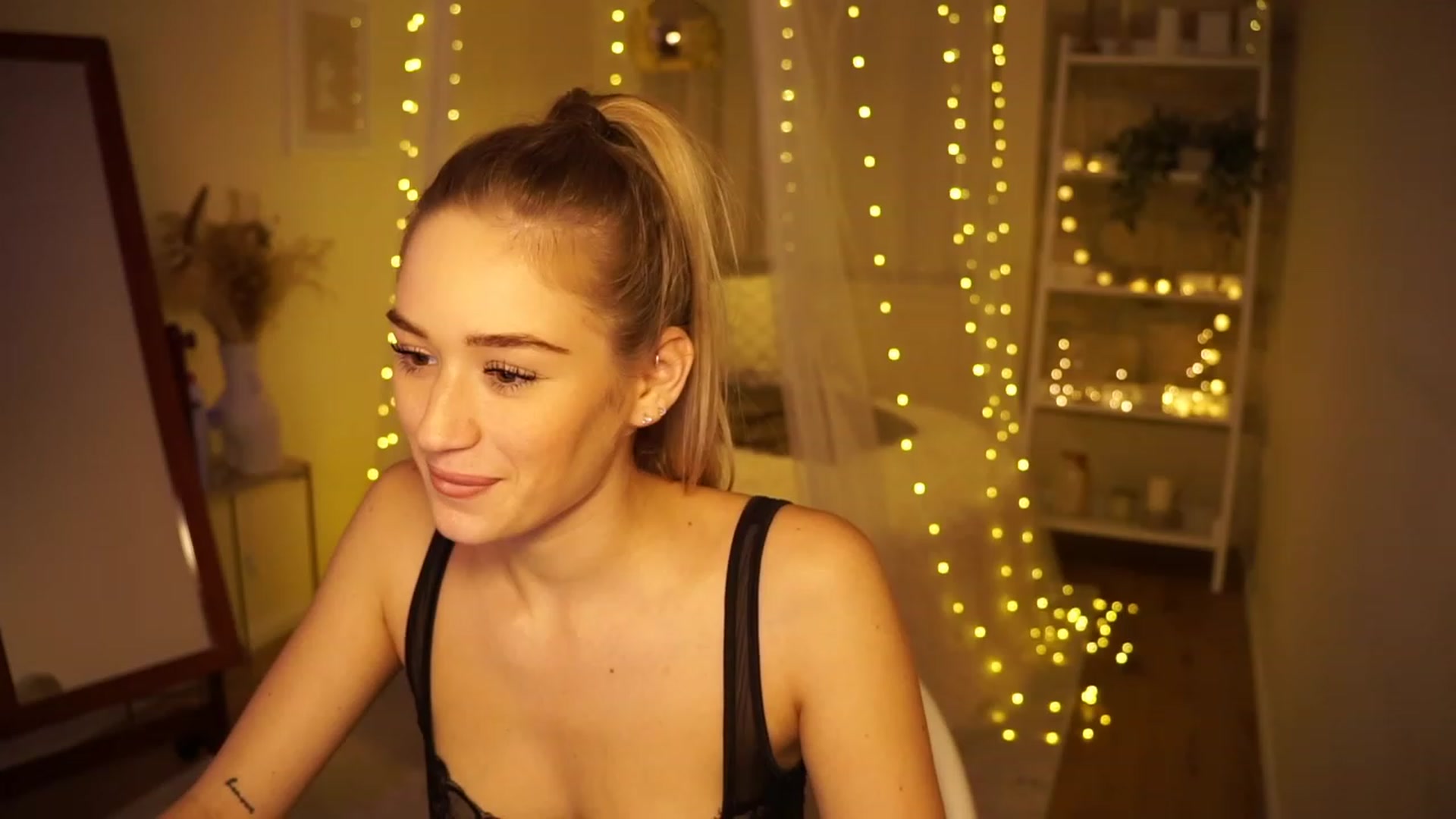 Gallery image thumbnail from CheckmyPeach's myfreecams stream on, 12/18/2023, 04:38 image 11 of 20