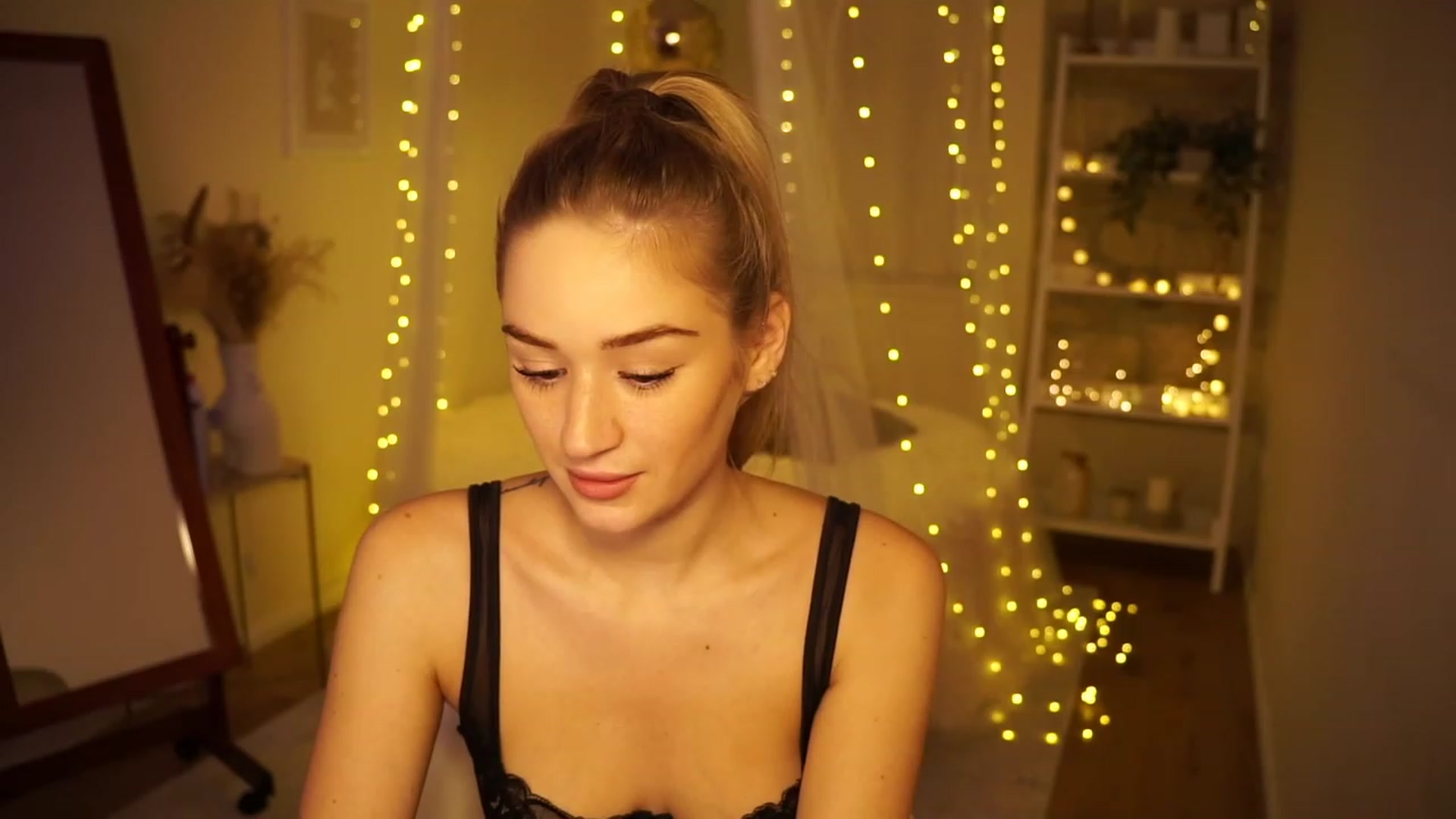 Gallery image thumbnail from CheckmyPeach's myfreecams stream on, 12/18/2023, 04:38 image 14 of 20