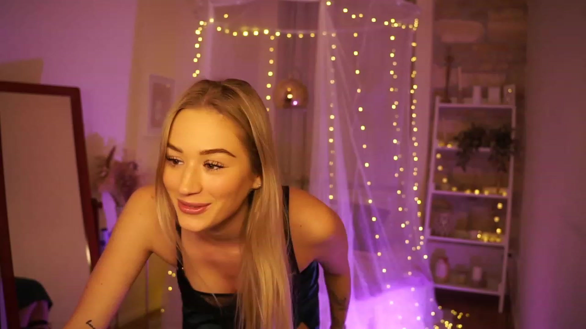 Gallery image thumbnail from CheckmyPeach's myfreecams stream on, 12/19/2023, 23:40 image 8 of 20