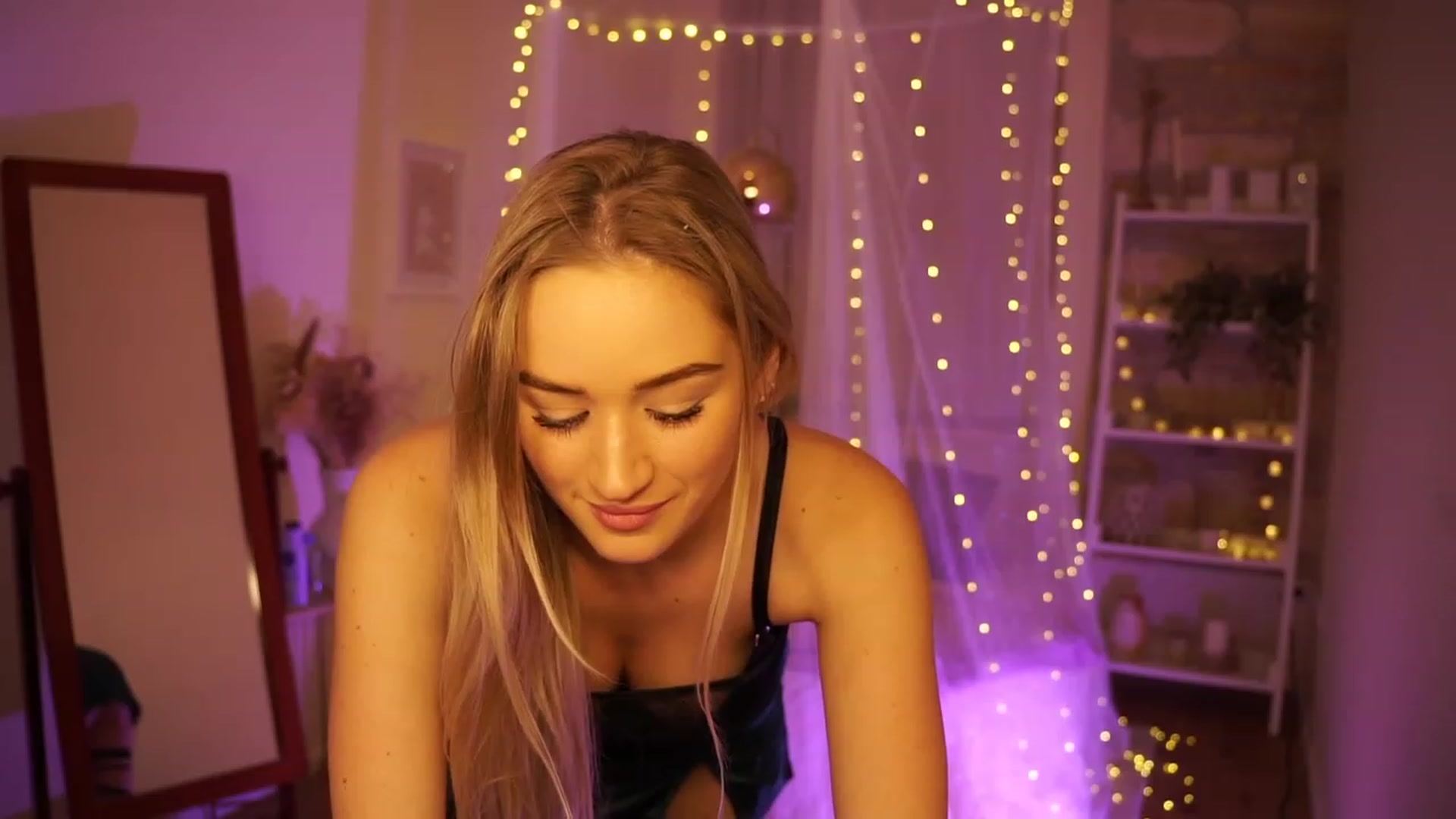 Gallery image thumbnail from CheckmyPeach's myfreecams stream on, 12/20/2023, 24:47 image 9 of 20