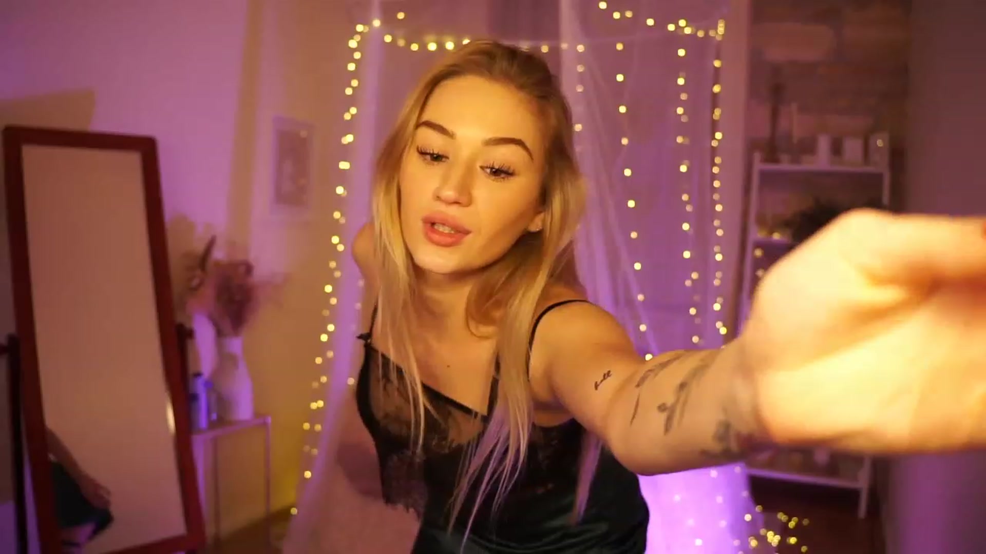 Gallery image thumbnail from CheckmyPeach's myfreecams stream on, 12/20/2023, 03:31 image 5 of 20