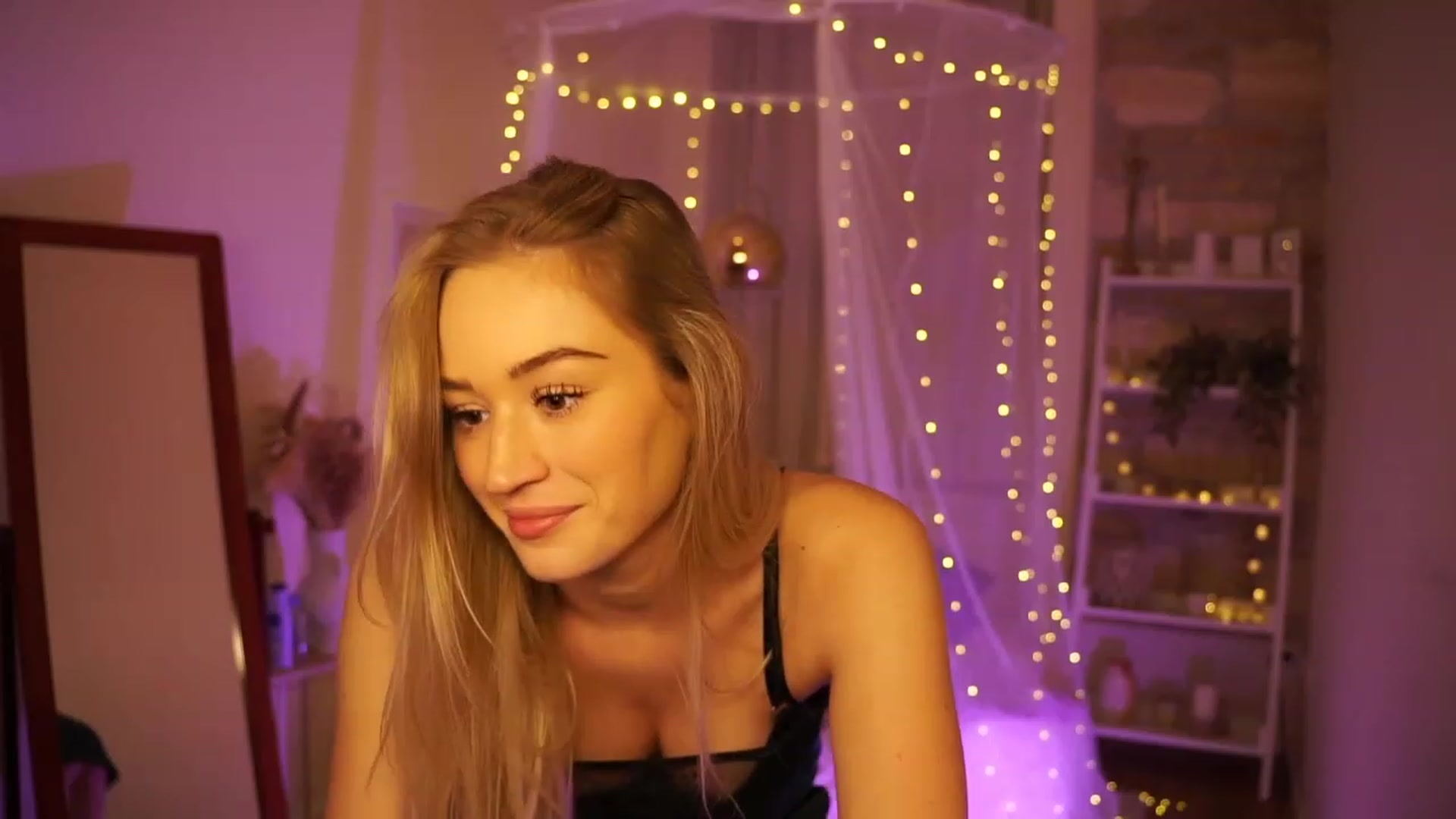 Gallery image thumbnail from CheckmyPeach's myfreecams stream on, 12/20/2023, 03:31 image 2 of 20