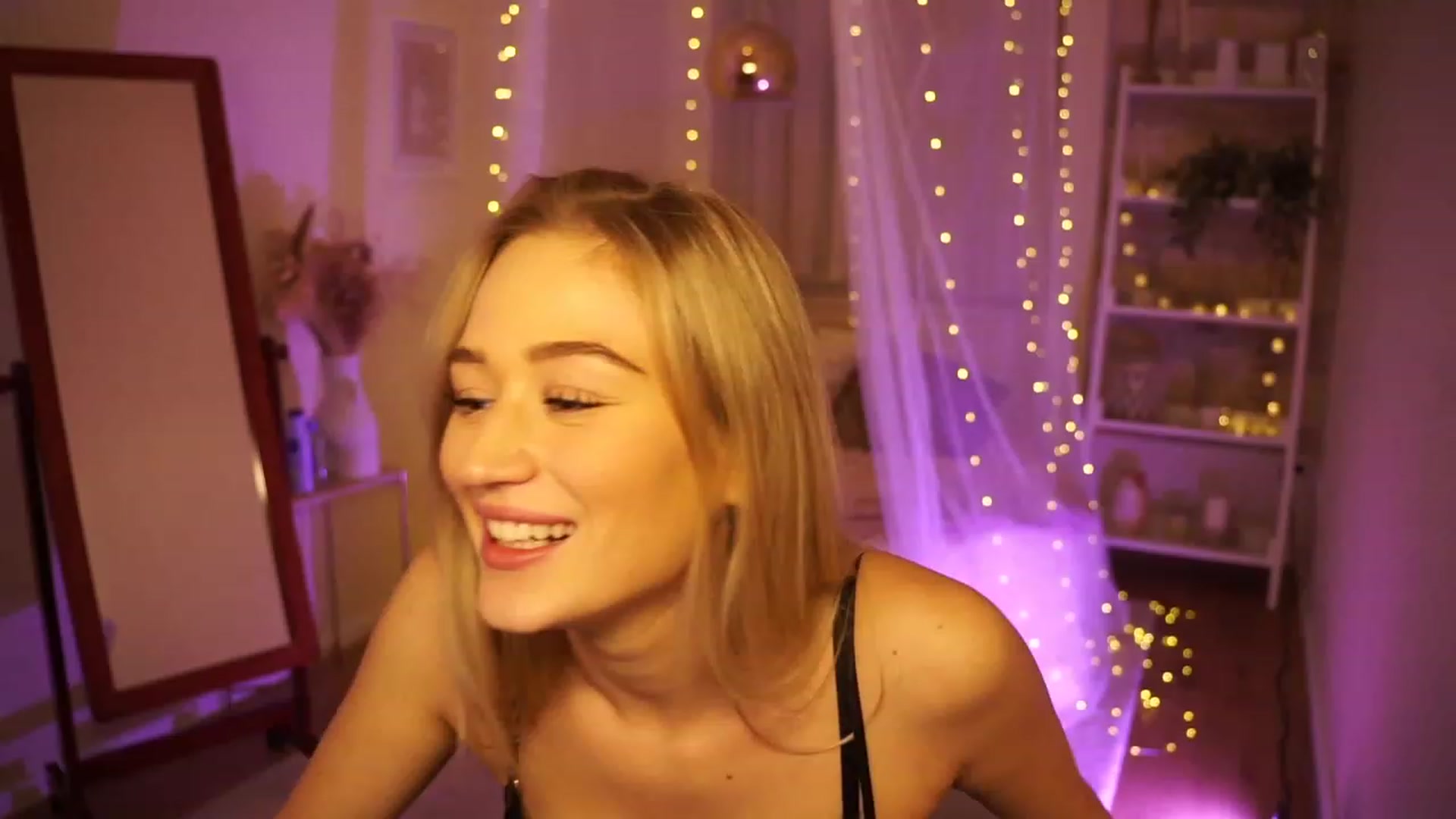 Gallery image thumbnail from CheckmyPeach's myfreecams stream on, 12/20/2023, 03:31 image 1 of 20