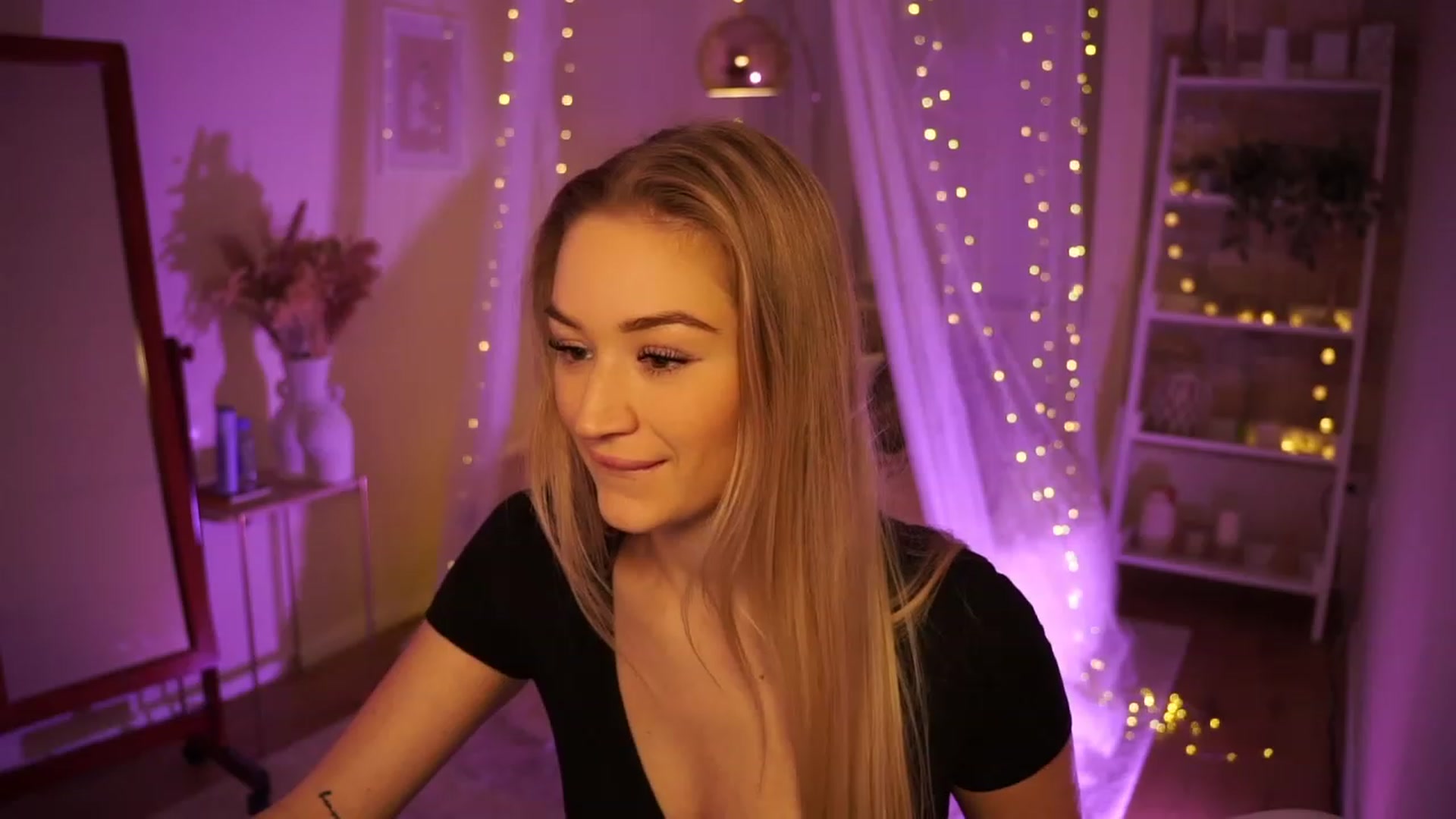 Gallery image thumbnail from CheckmyPeach's myfreecams stream on, 12/31/2023, 24:01 image 9 of 20