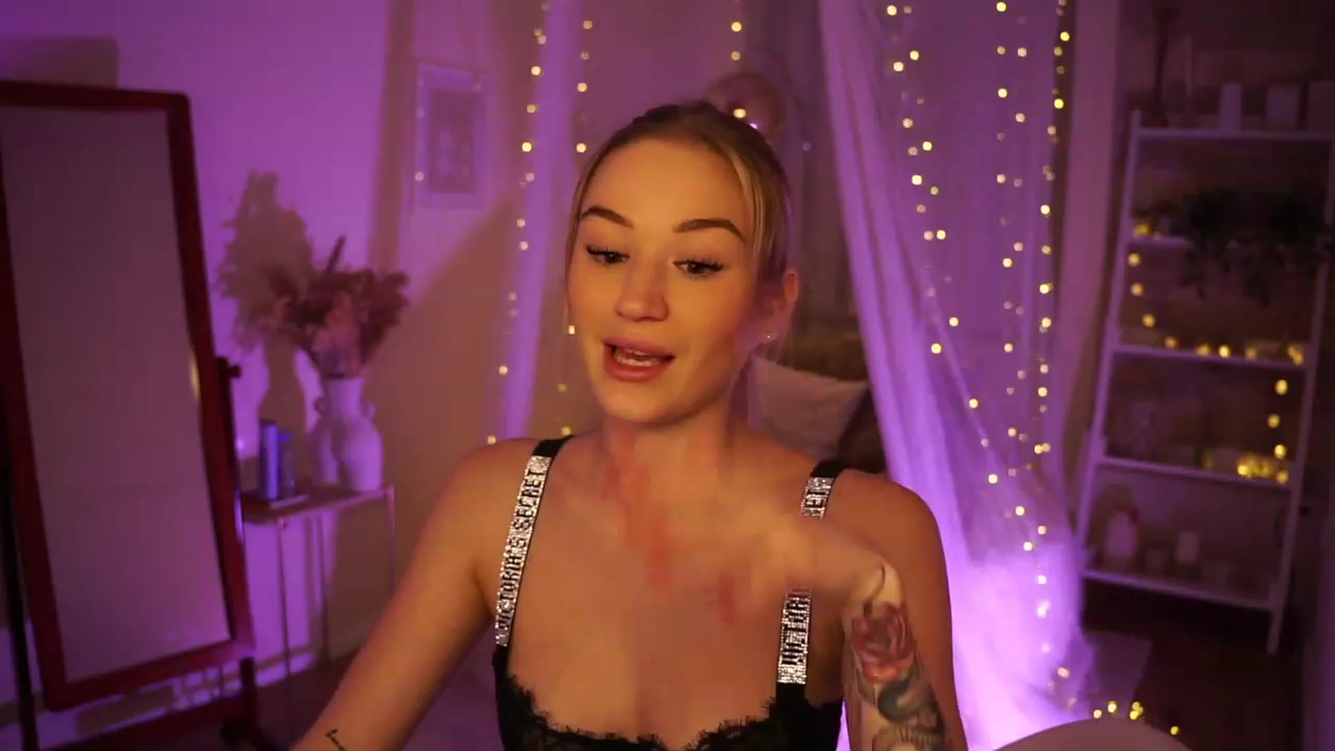 Gallery image thumbnail from CheckmyPeach's myfreecams stream on, 12/31/2023, 02:14 image 13 of 20