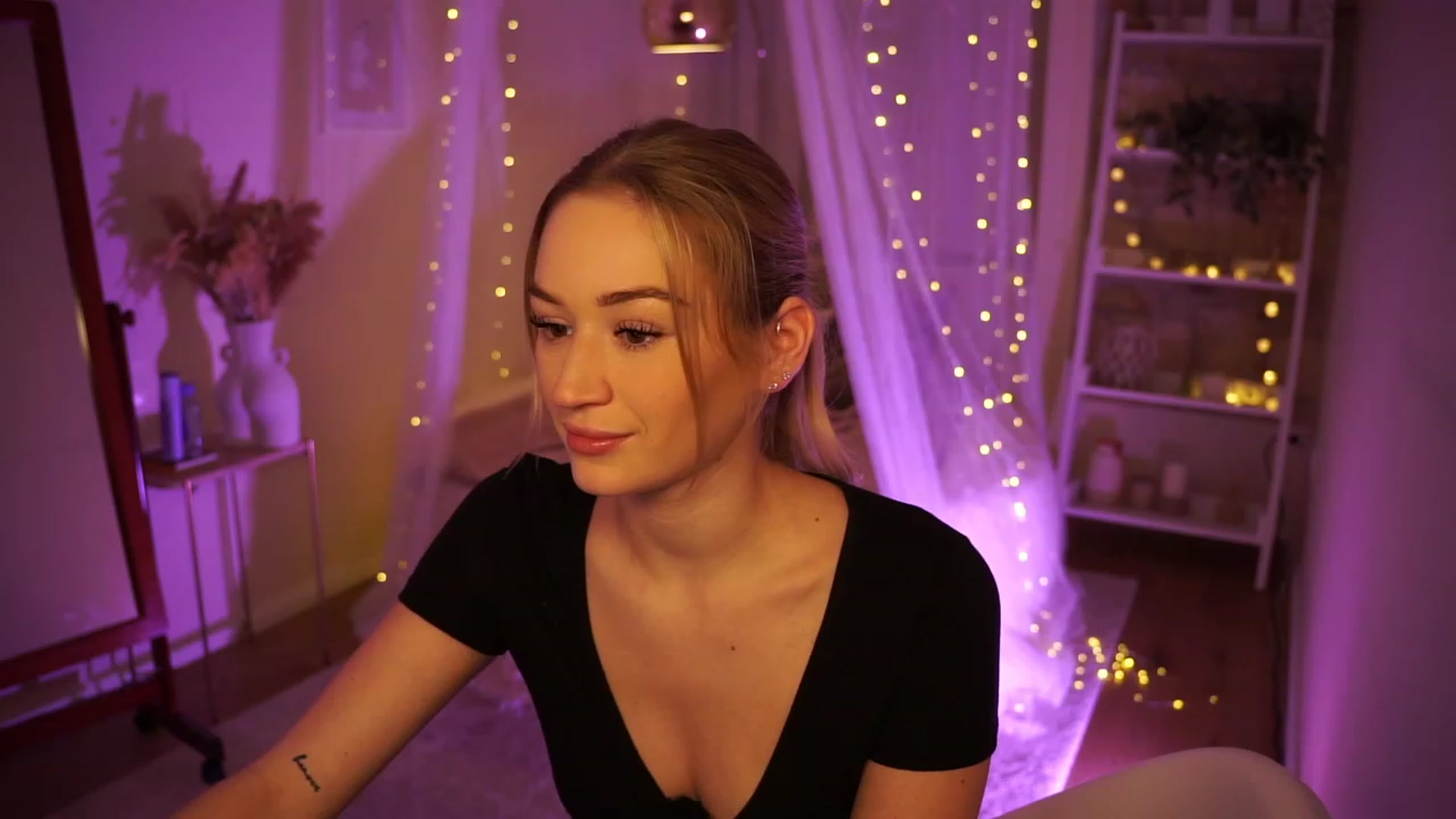 Gallery image thumbnail from CheckmyPeach's myfreecams stream on, 12/31/2023, 02:14 image 11 of 20