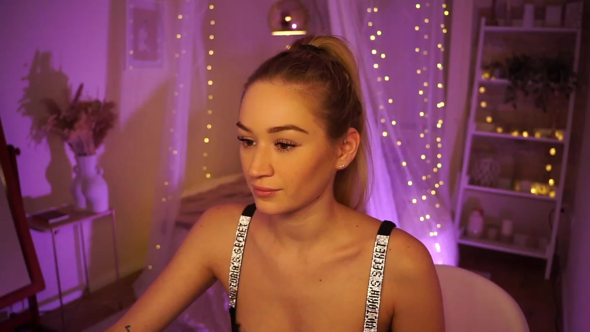 Gallery image thumbnail from CheckmyPeach's myfreecams stream on, 12/31/2023, 04:33 image 4 of 20